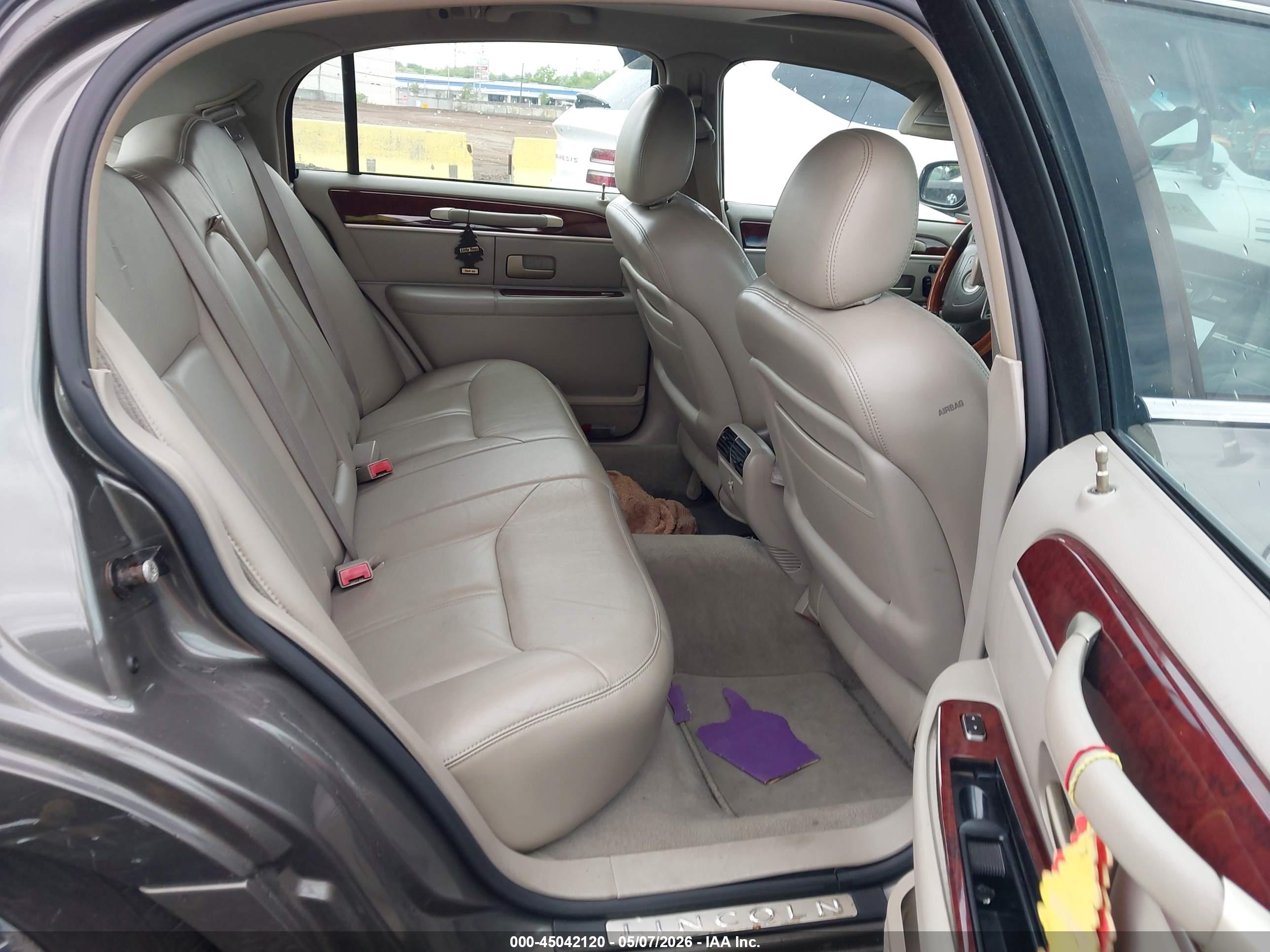 LINCOLN TOWN image 8