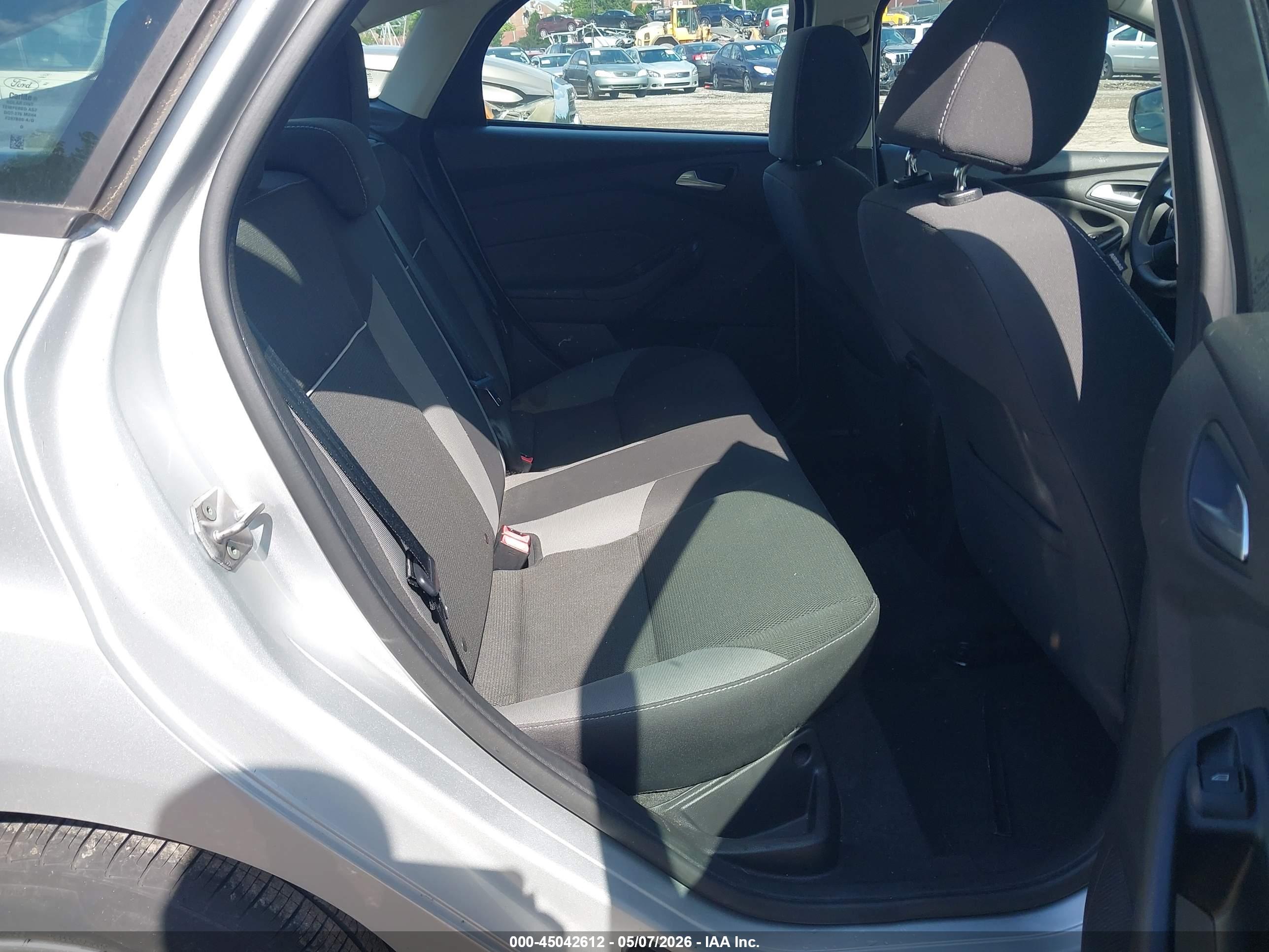 FORD FOCUS image 8
