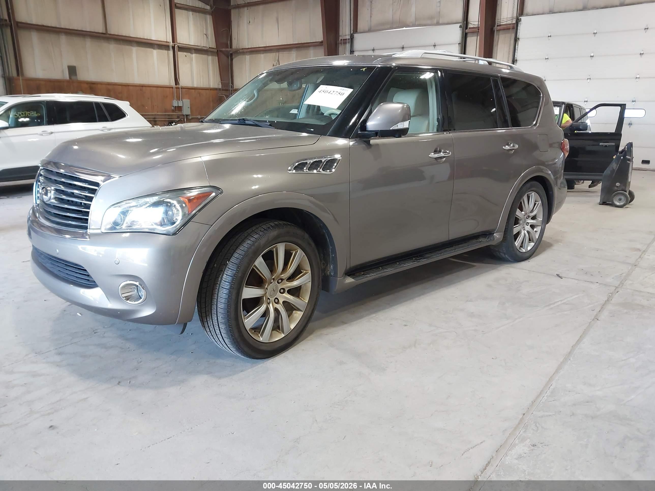 INFINITI QX56 image 2