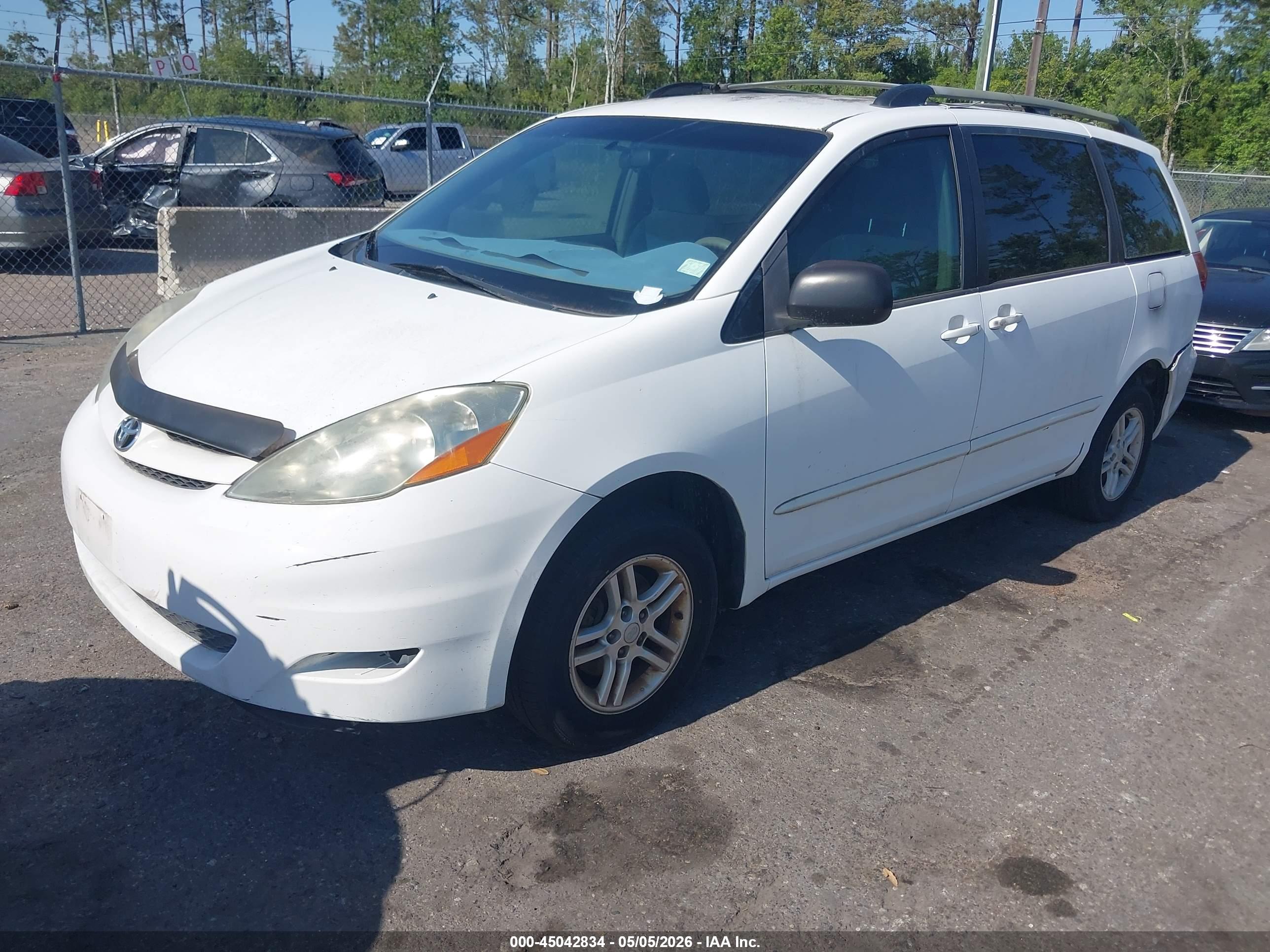TOYOTA SIENNA image 2