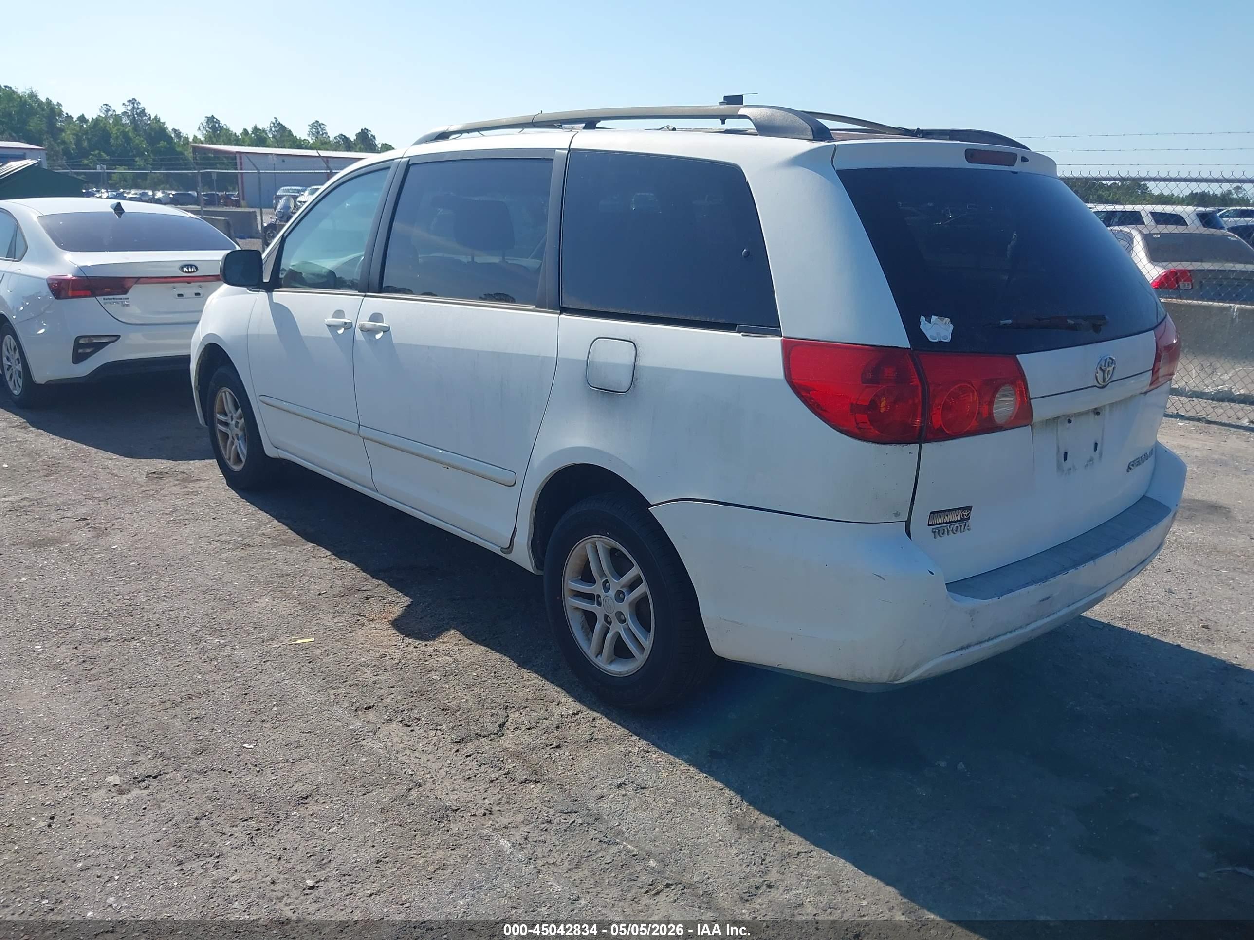 TOYOTA SIENNA image 3