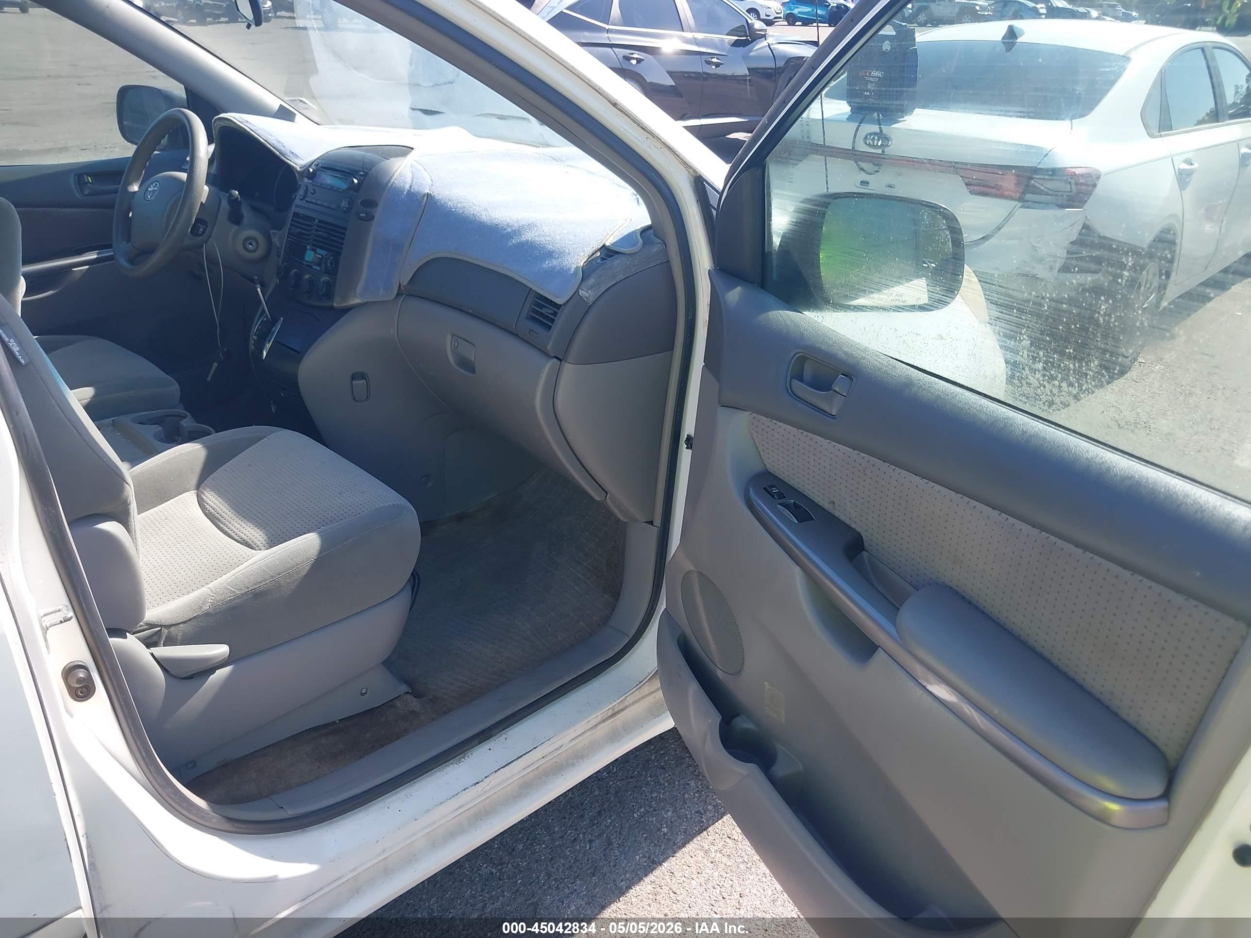 TOYOTA SIENNA image 5