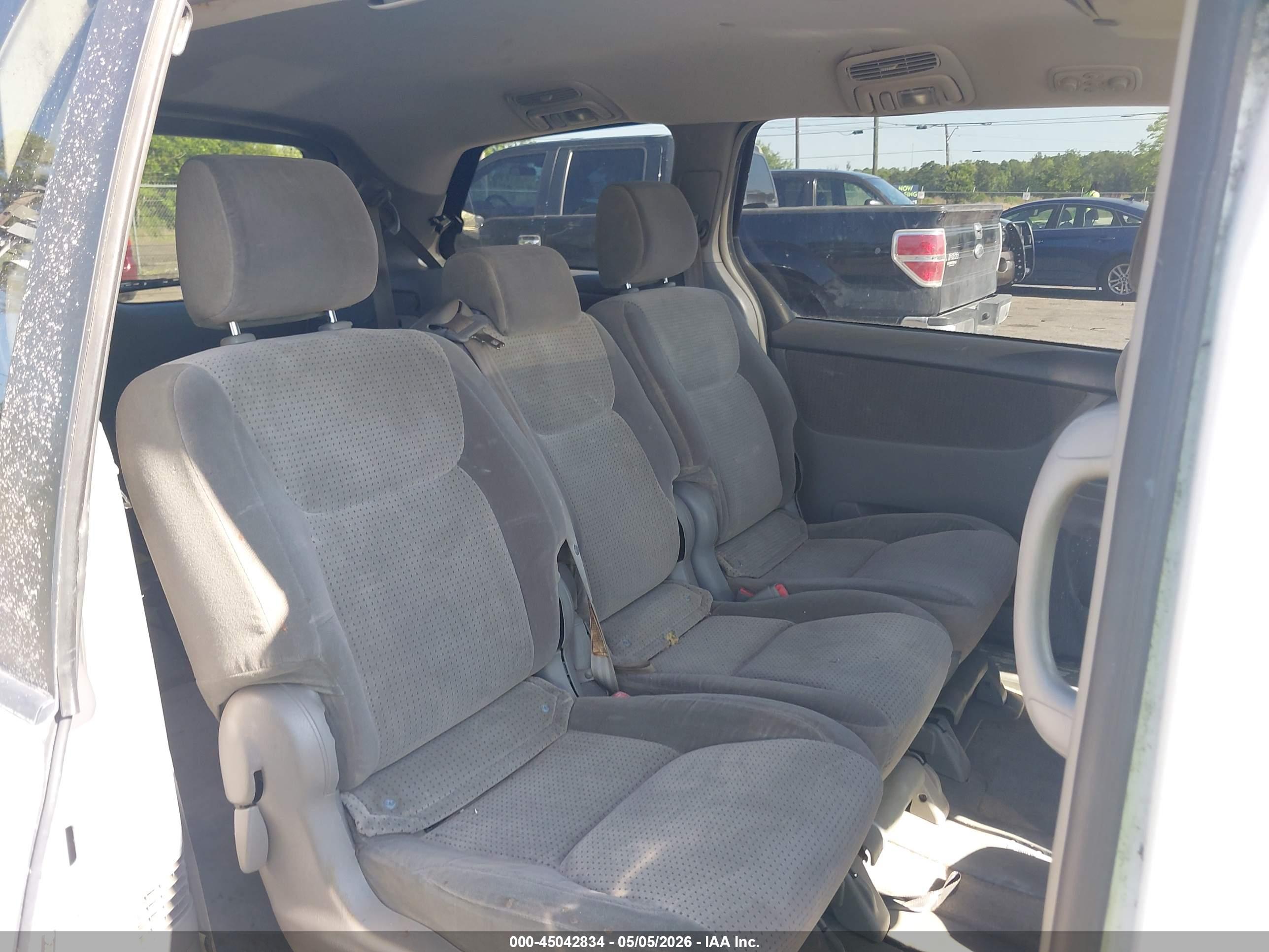 TOYOTA SIENNA image 8