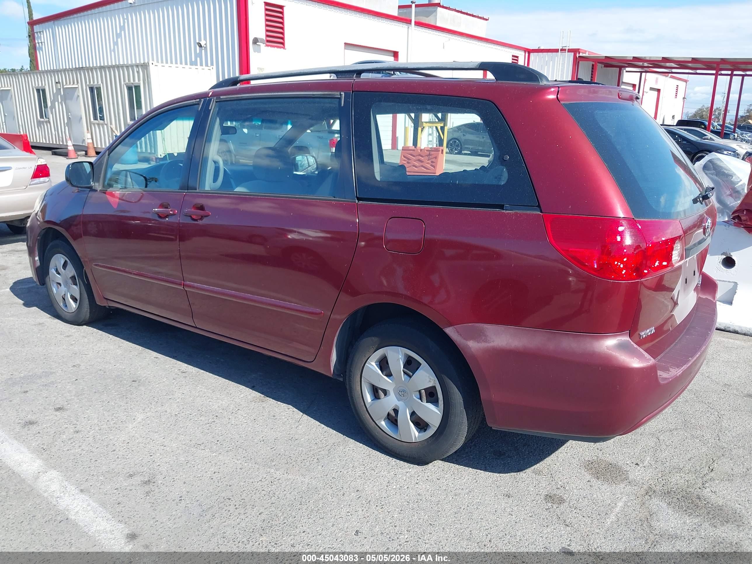 TOYOTA SIENNA image 3