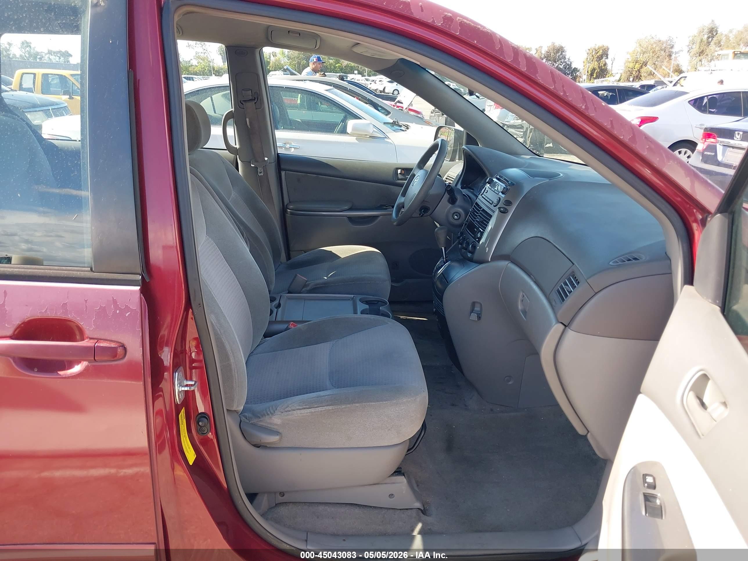 TOYOTA SIENNA image 5