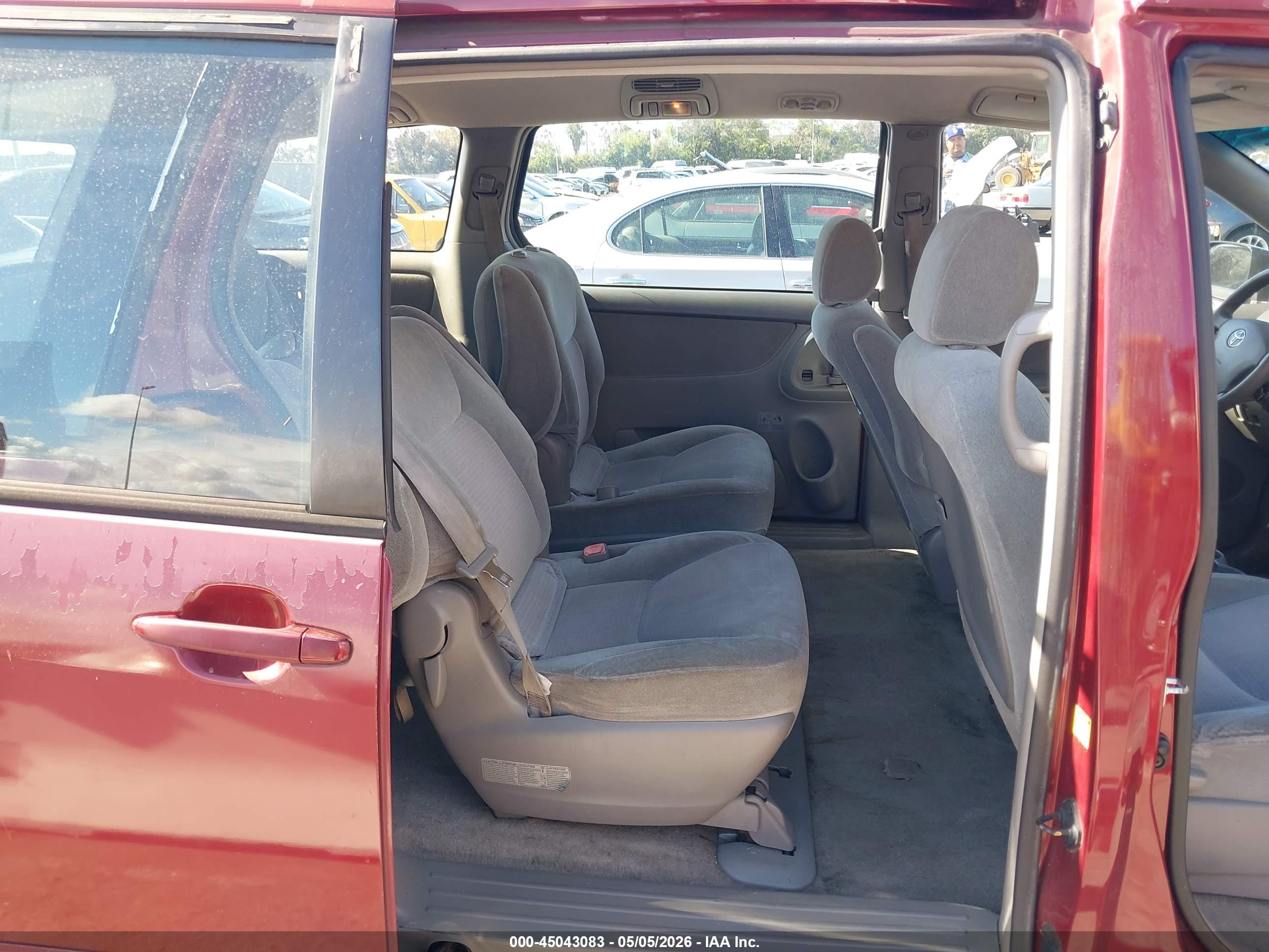 TOYOTA SIENNA image 8