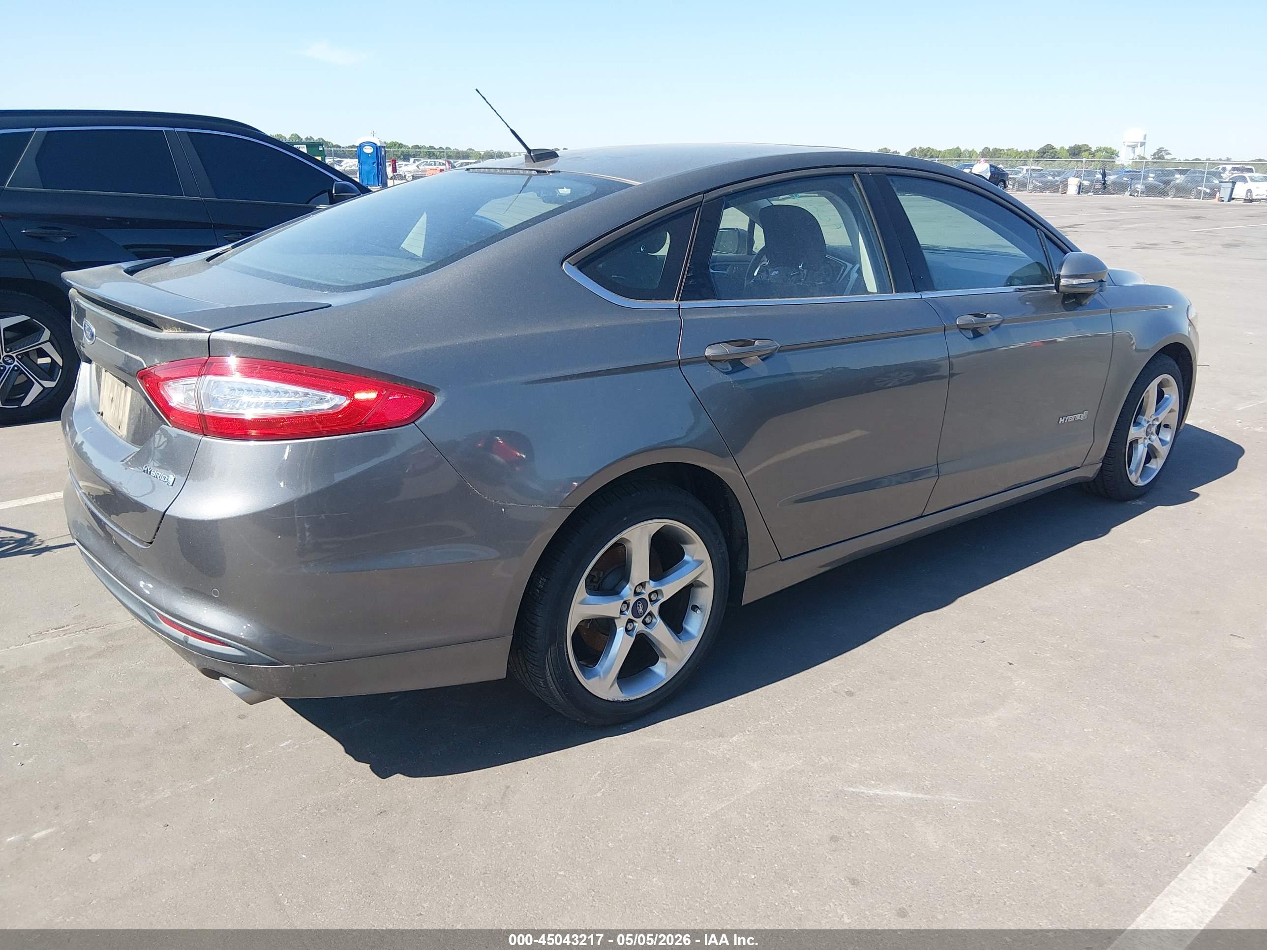 FORD FUSION image 4