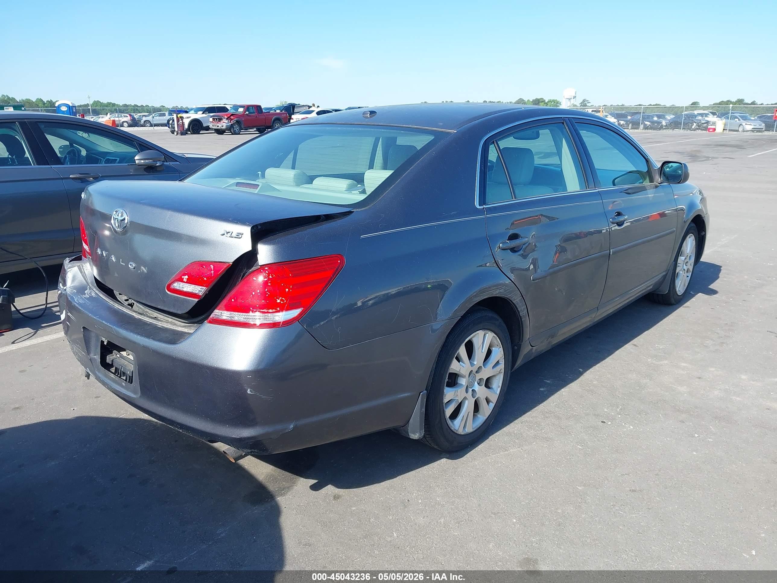 TOYOTA AVALON image 4