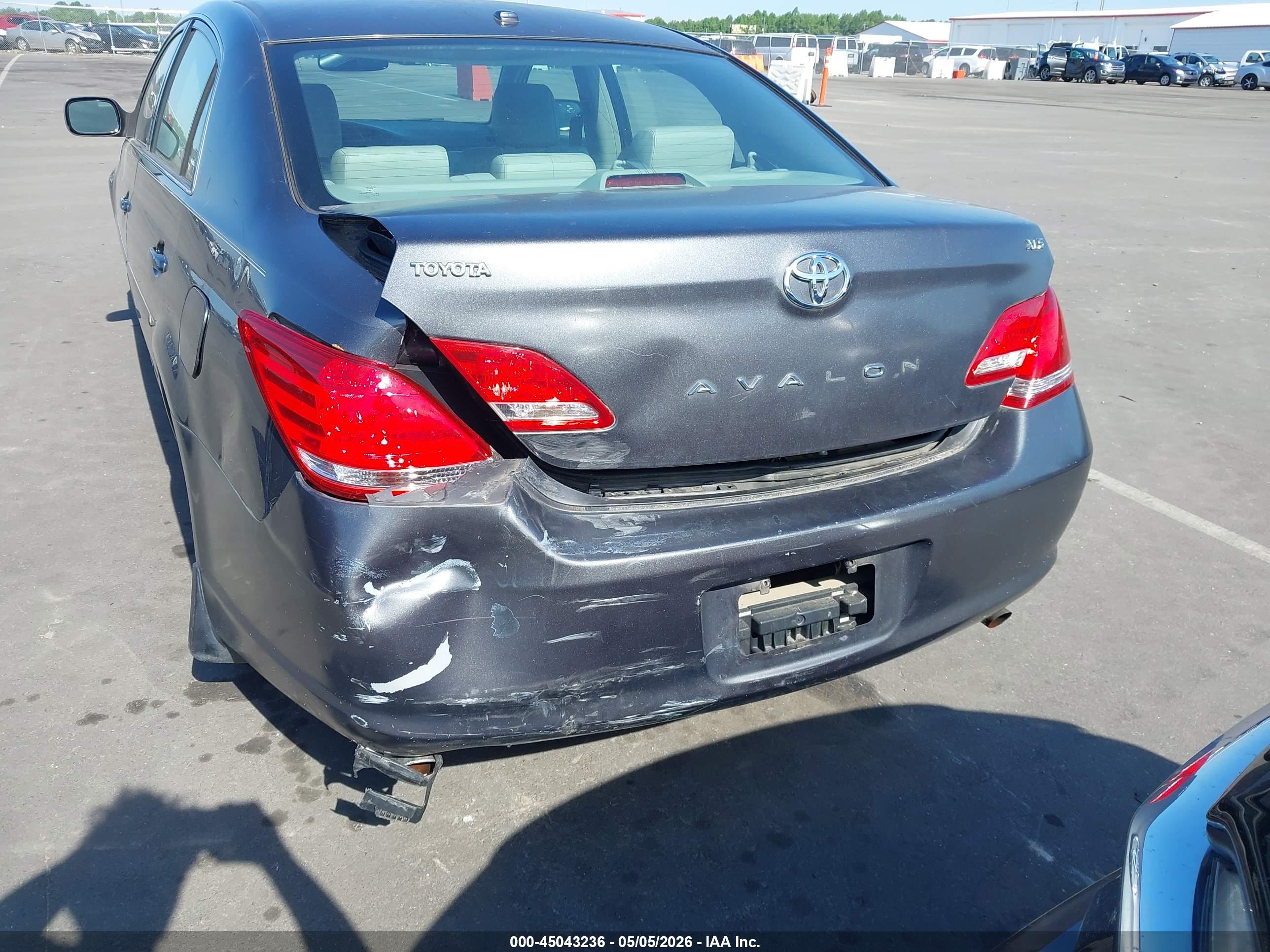 TOYOTA AVALON image 6