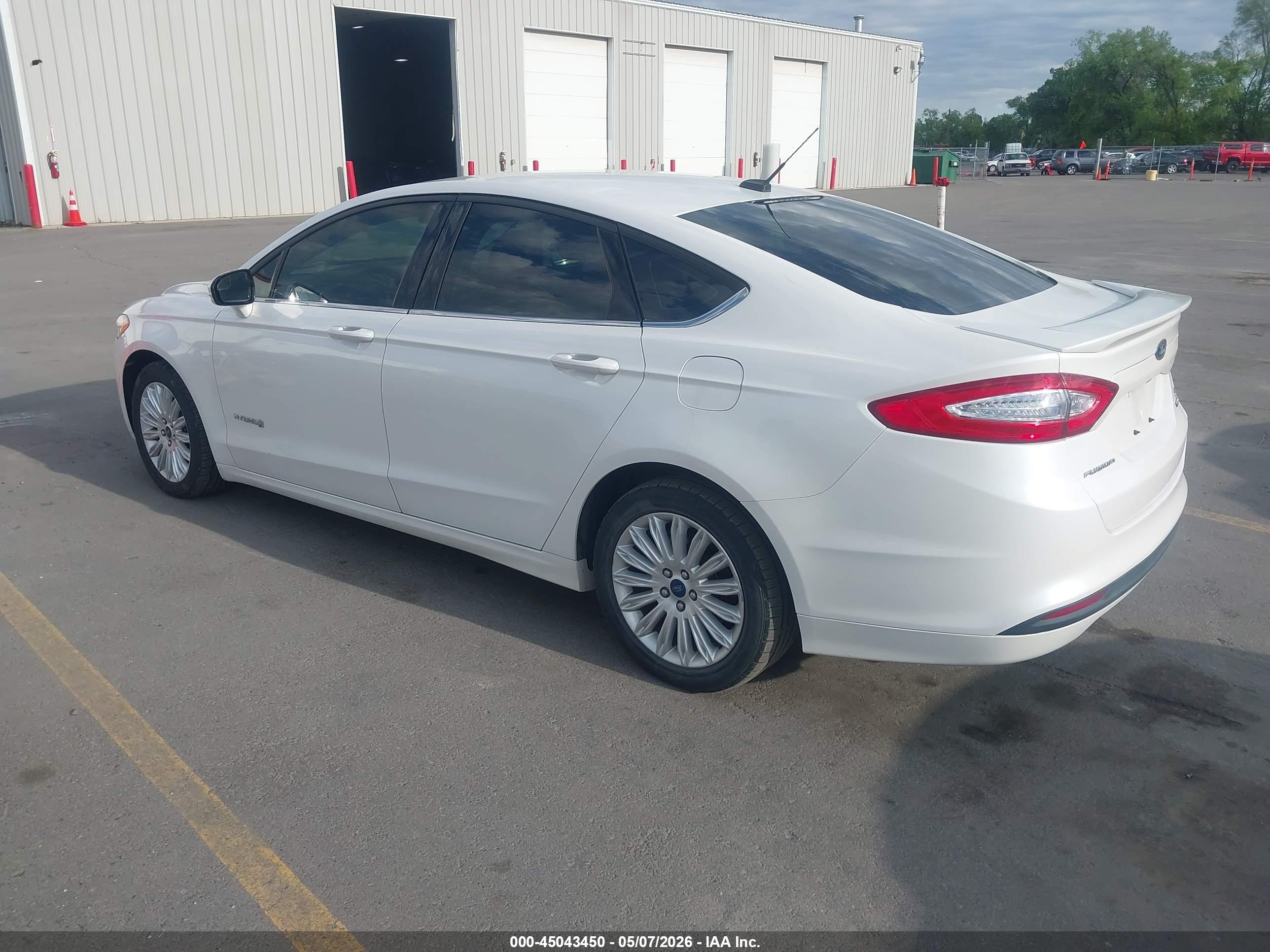 FORD FUSION image 3