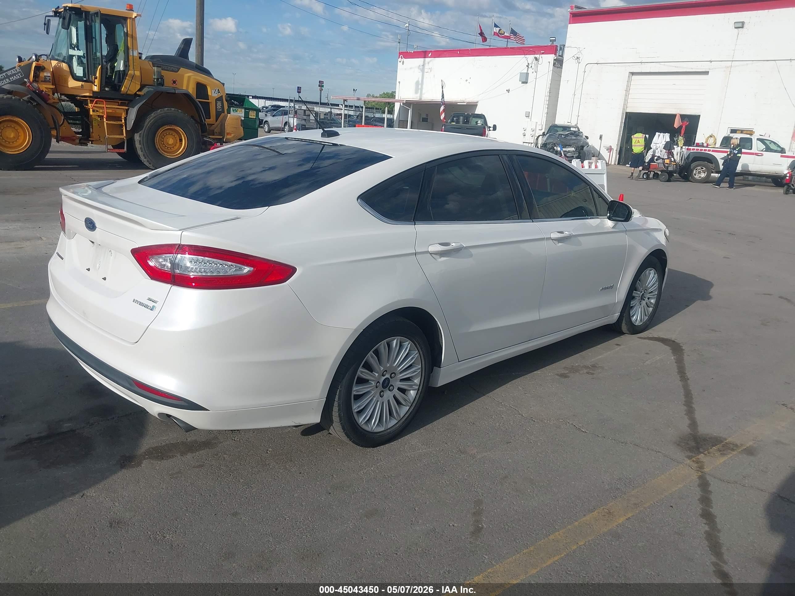 FORD FUSION image 4