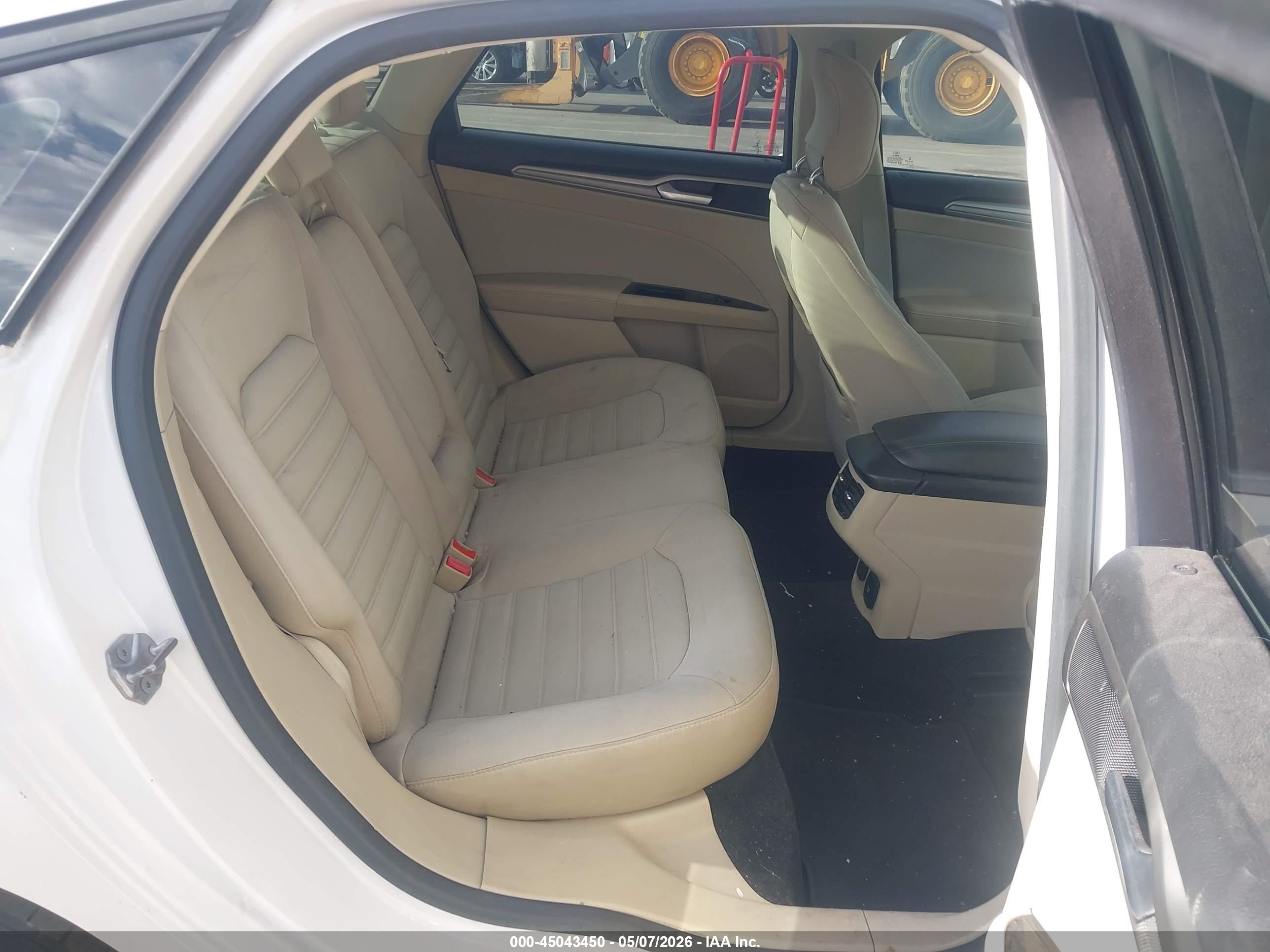 FORD FUSION image 8