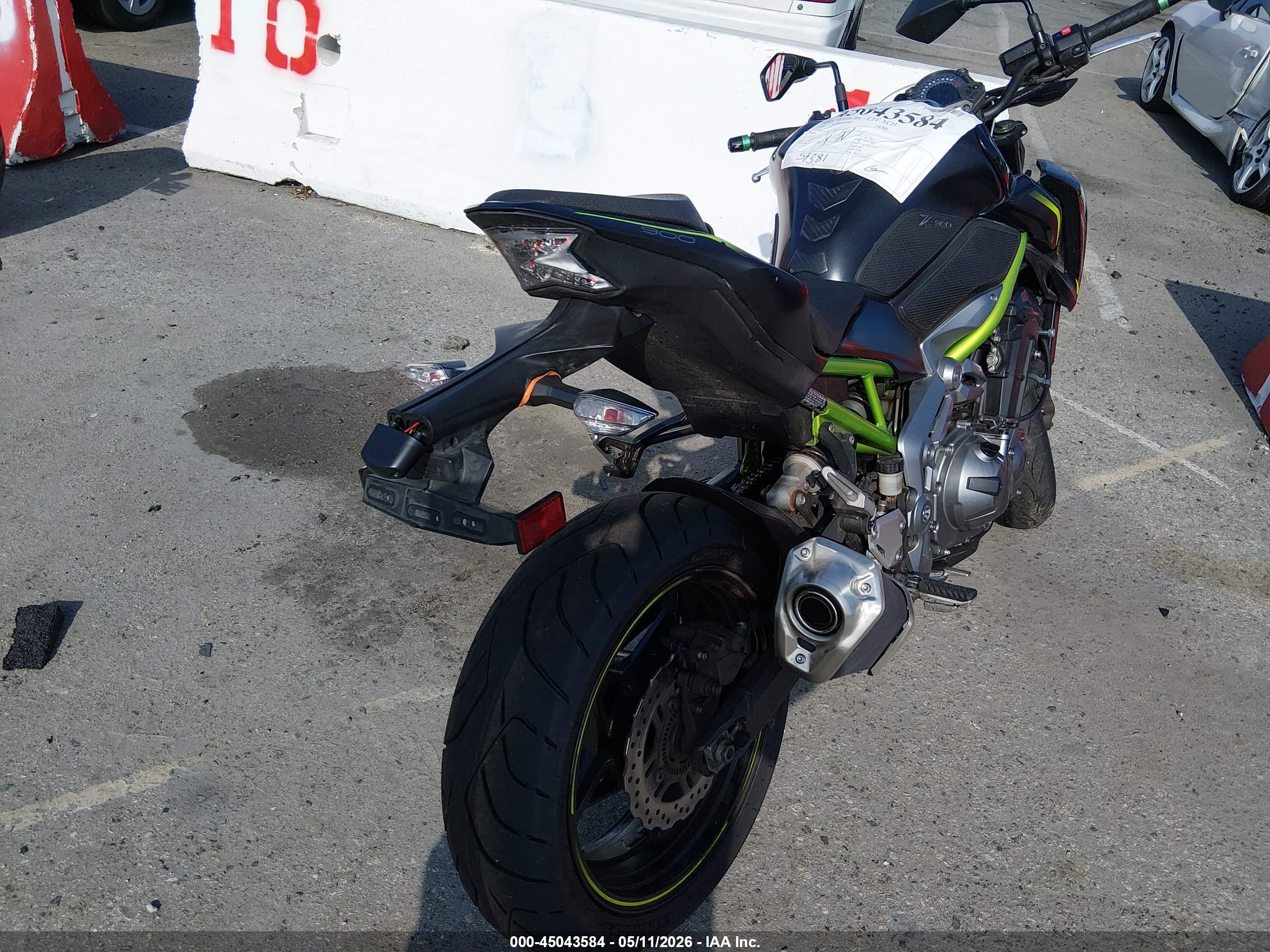 KAWASAKI ZR900 image 4