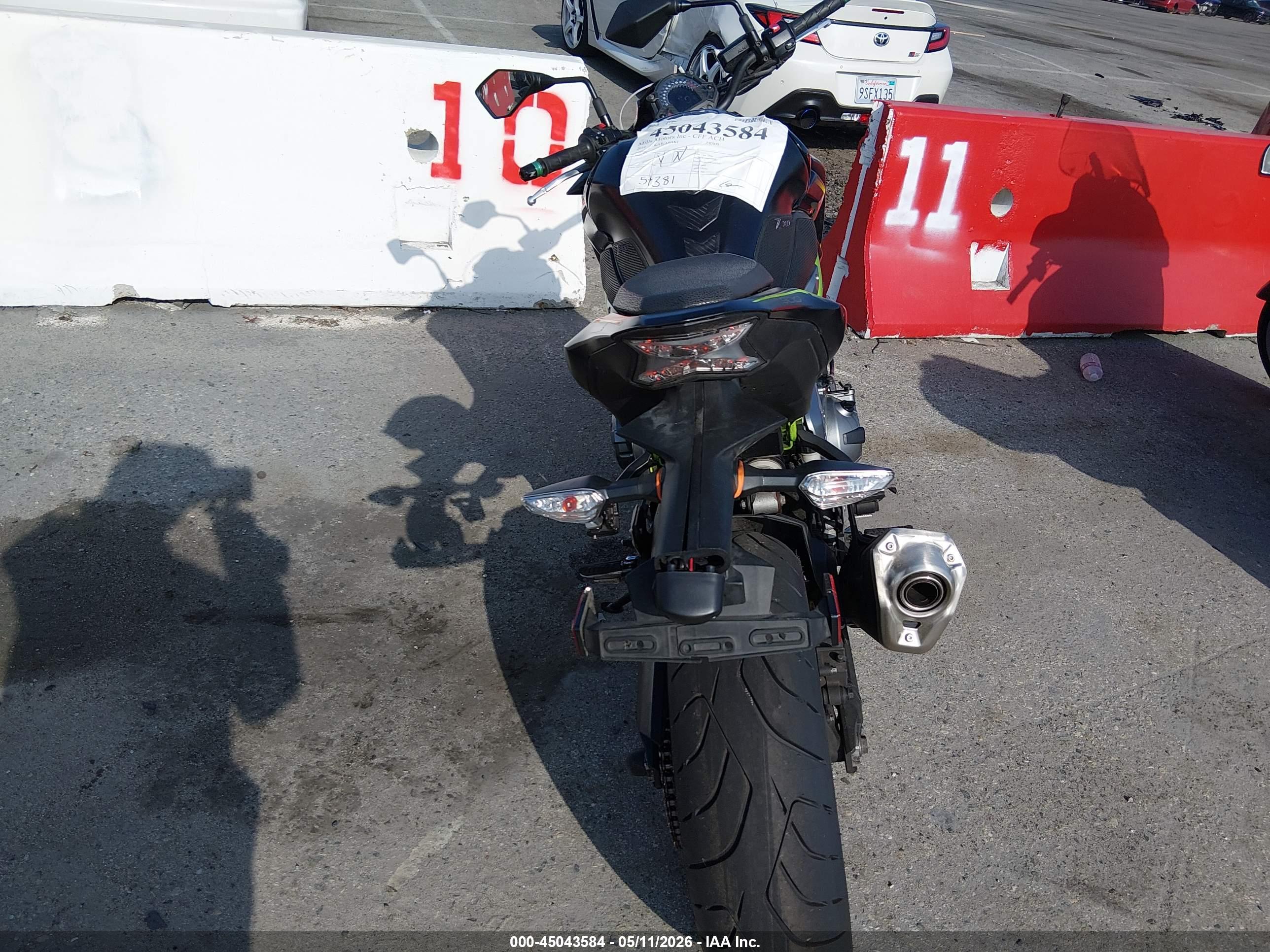 KAWASAKI ZR900 image 6