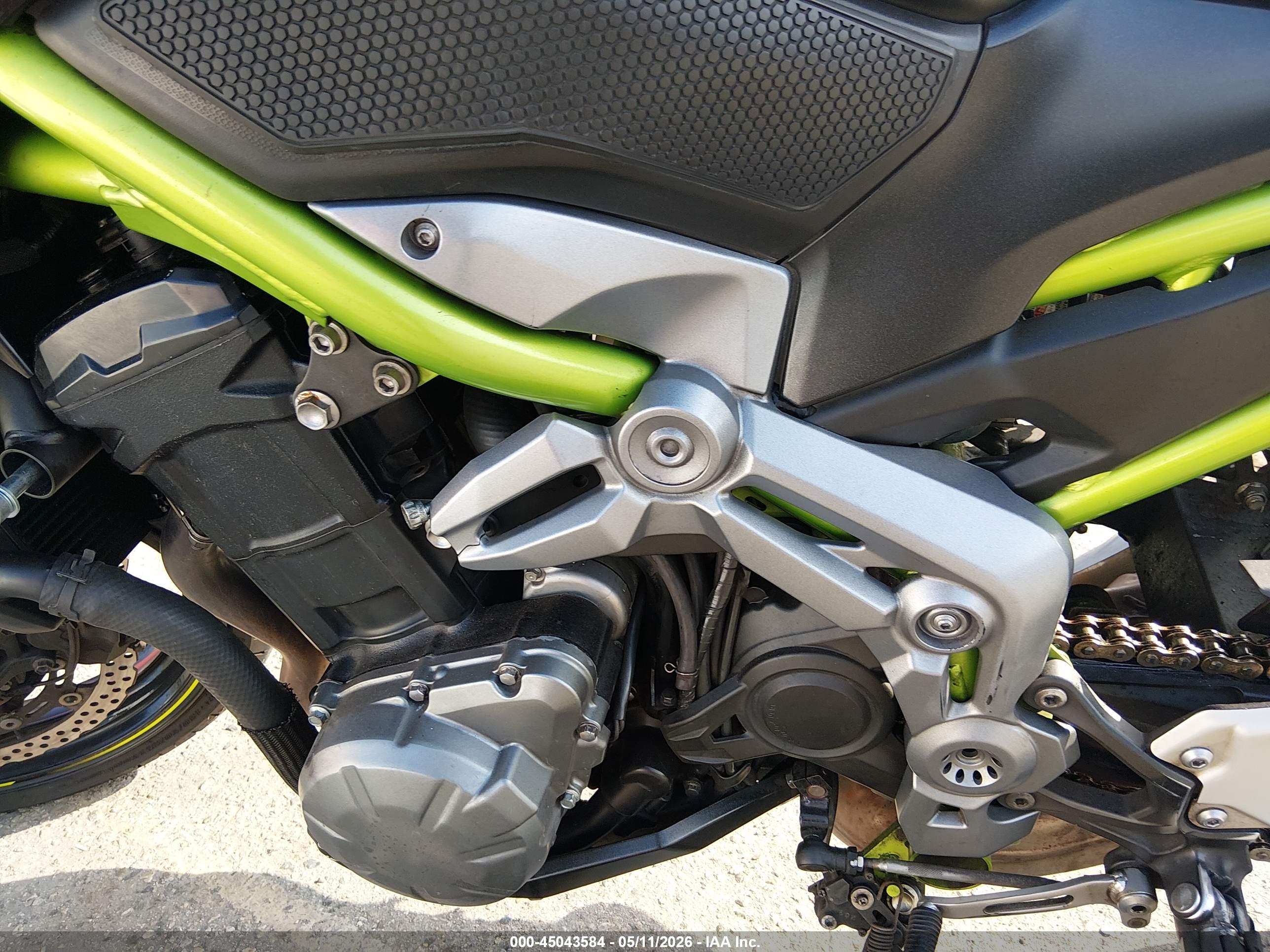 KAWASAKI ZR900 image 9