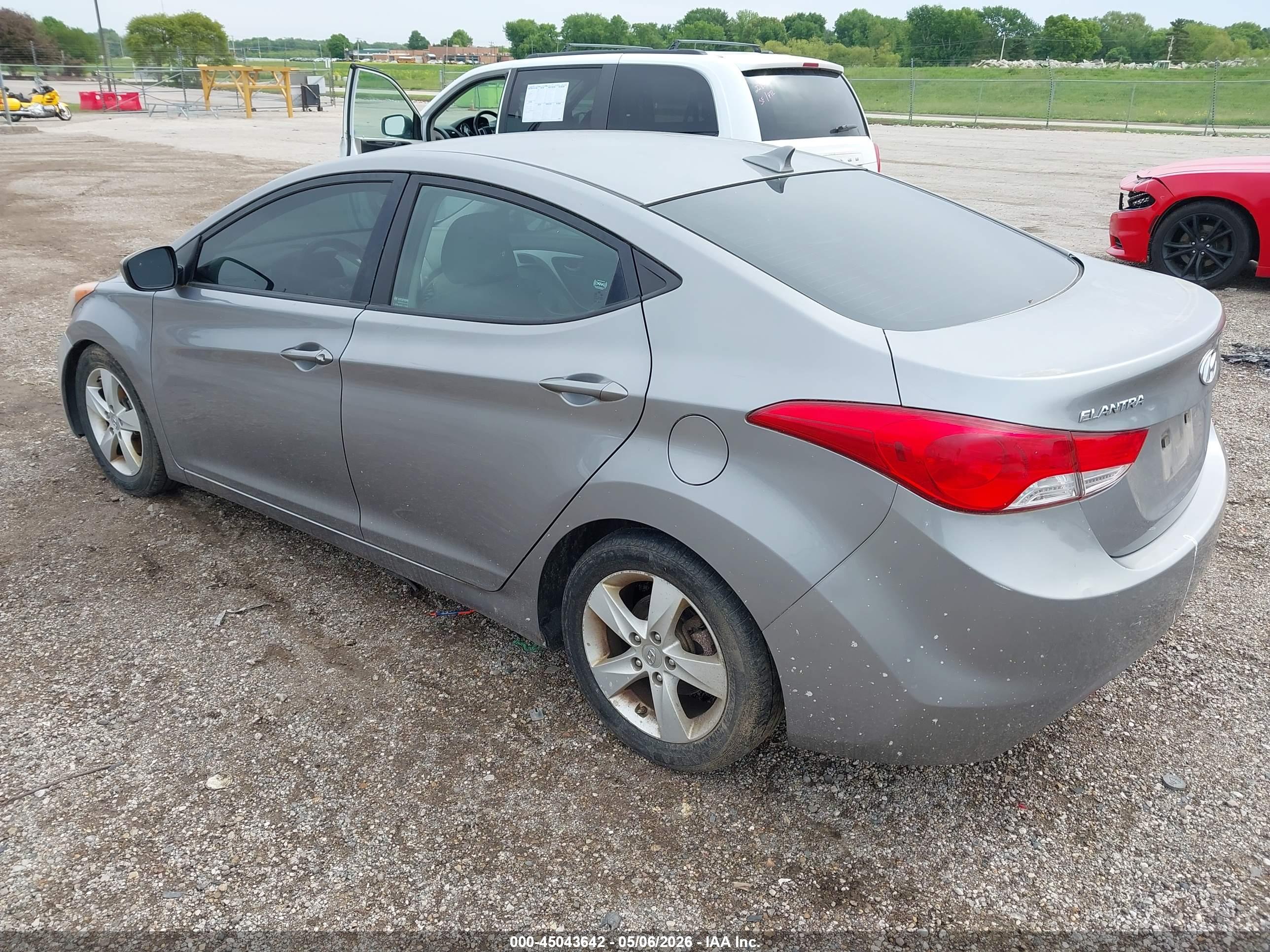 HYUNDAI ELANTRA image 3