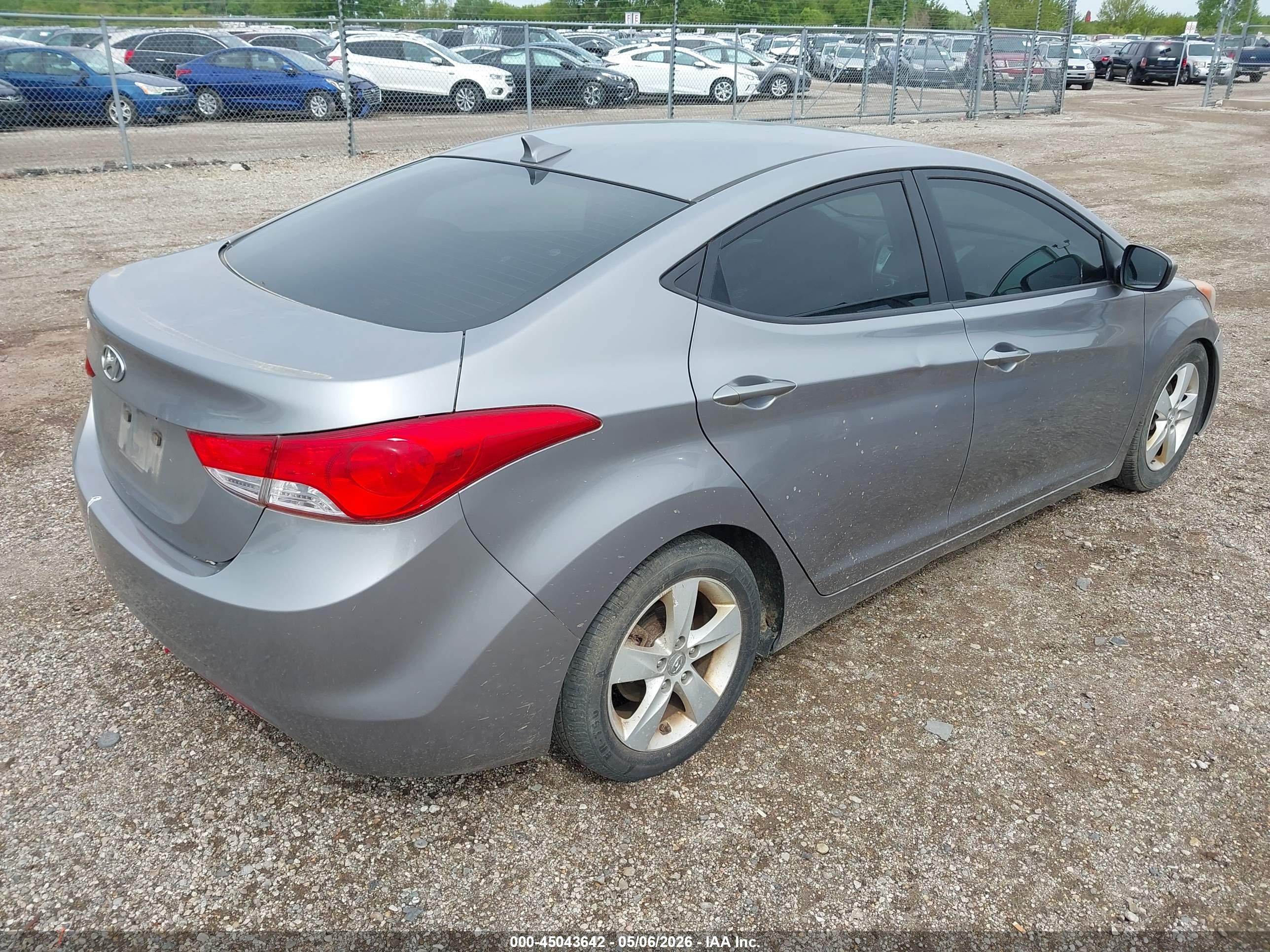 HYUNDAI ELANTRA image 4