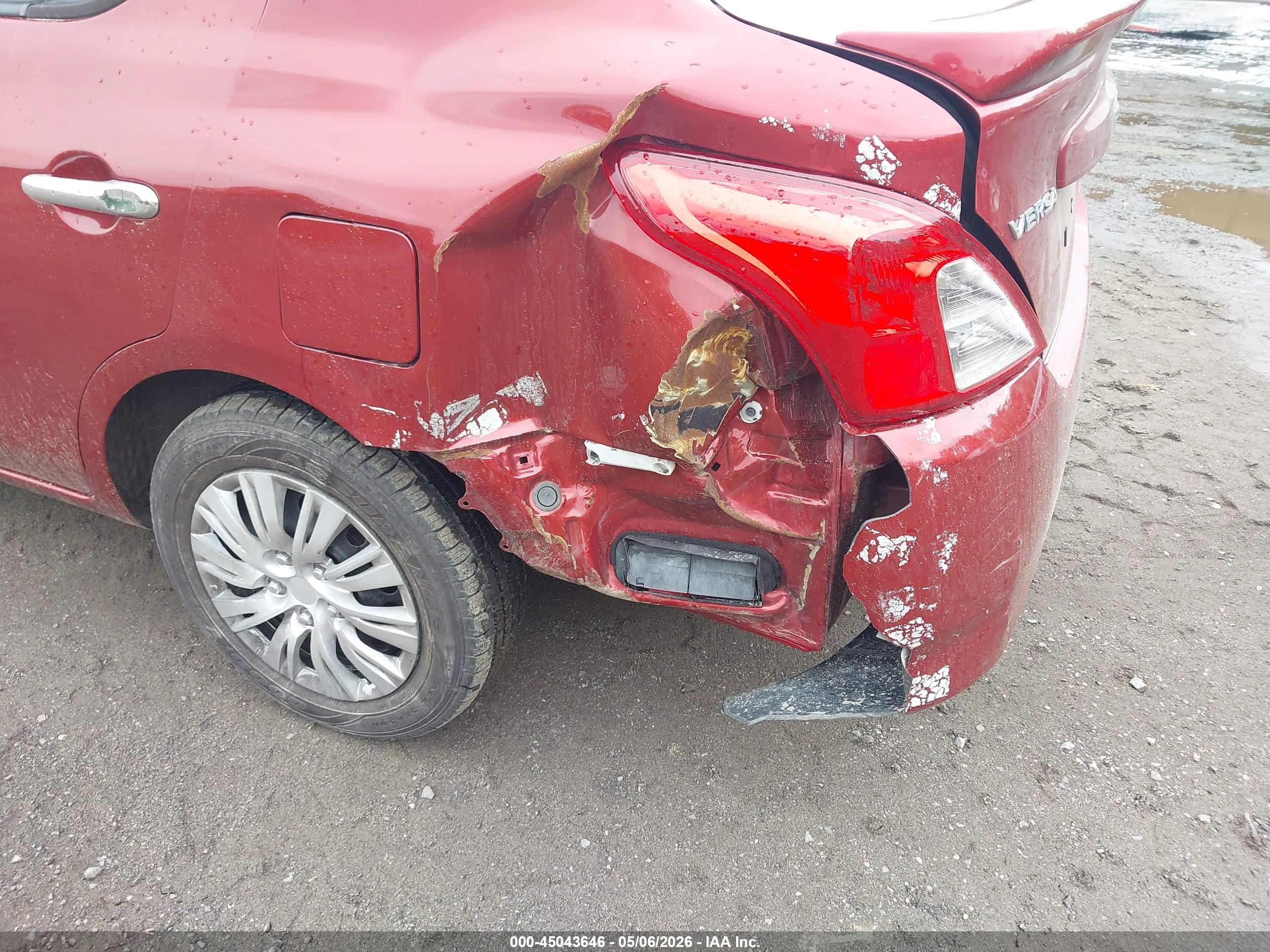 NISSAN VERSA image 6