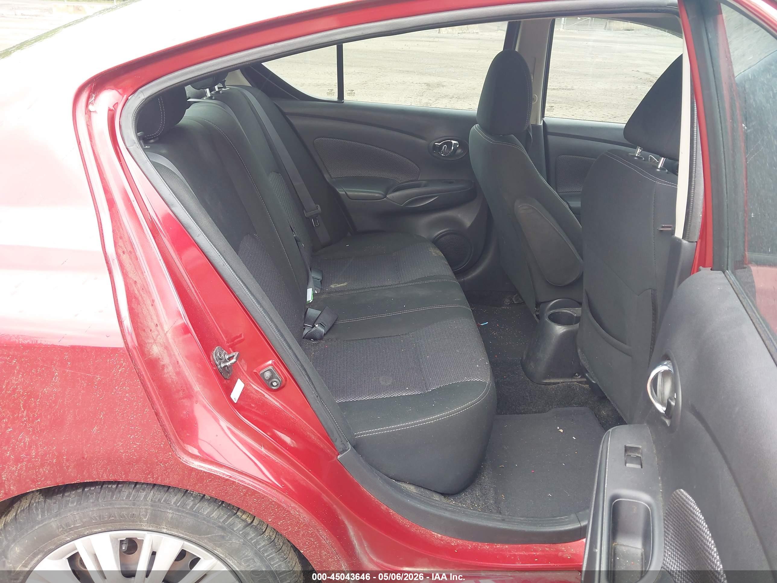 NISSAN VERSA image 8