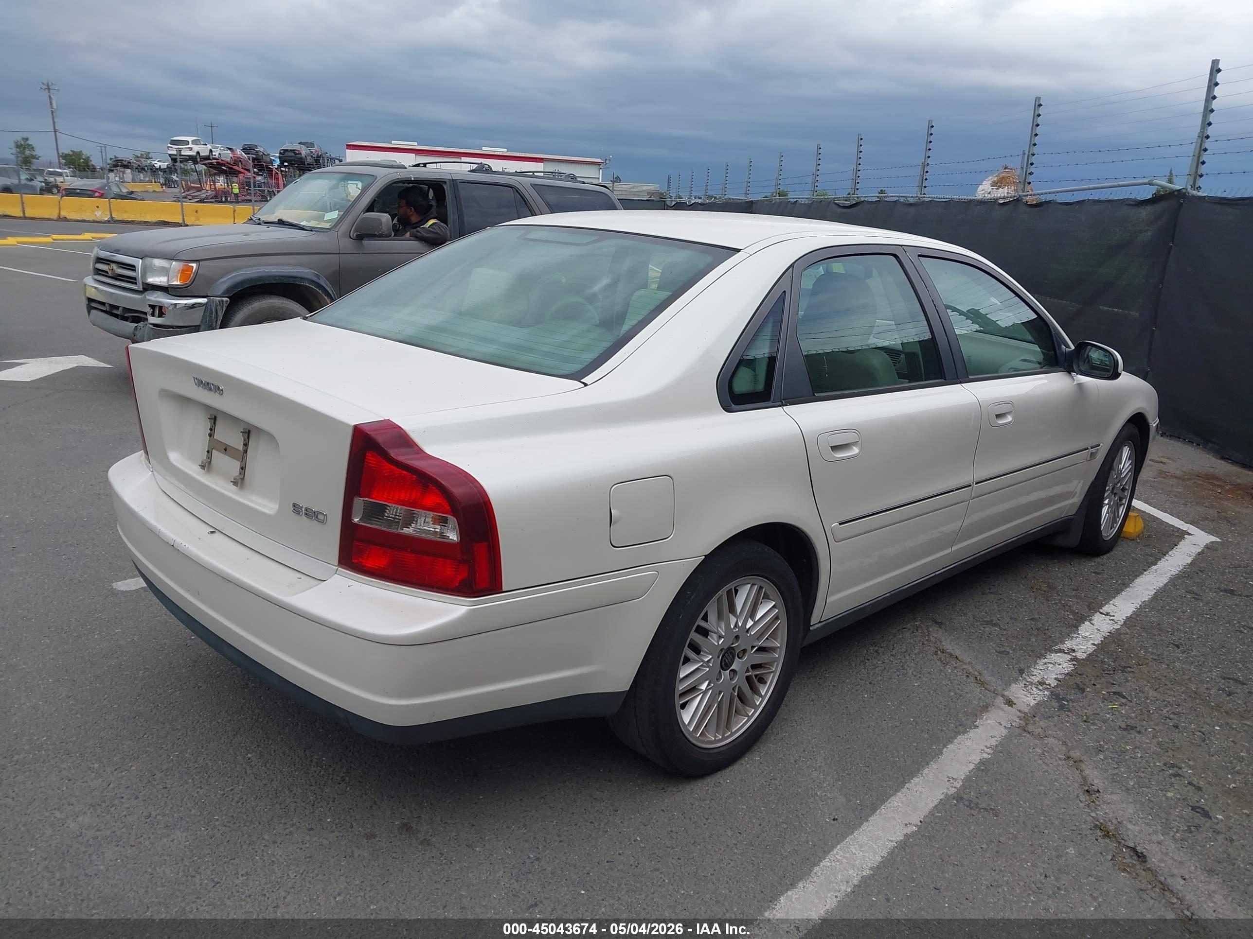 VOLVO S80 image 4