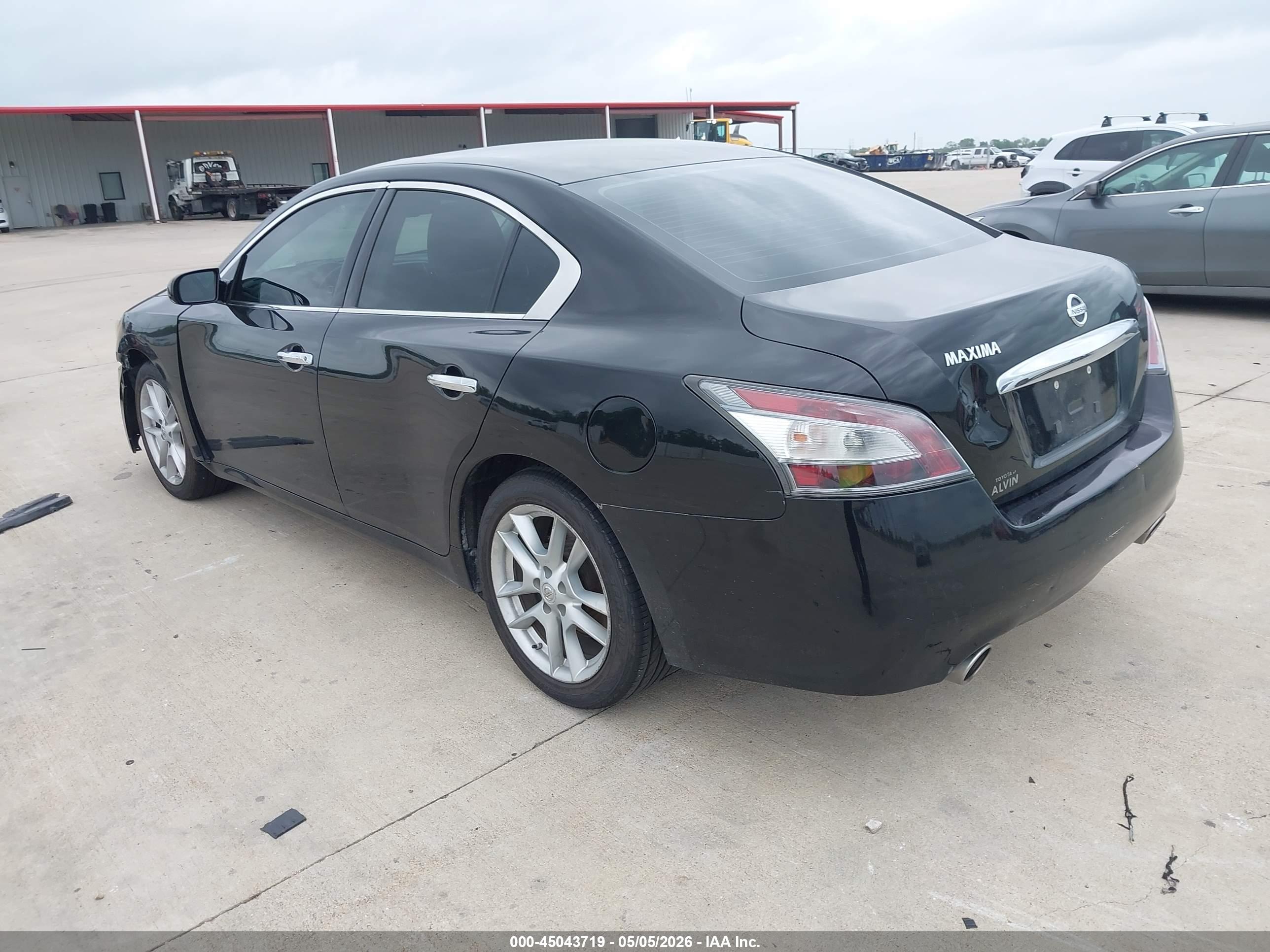 NISSAN MAXIMA image 3