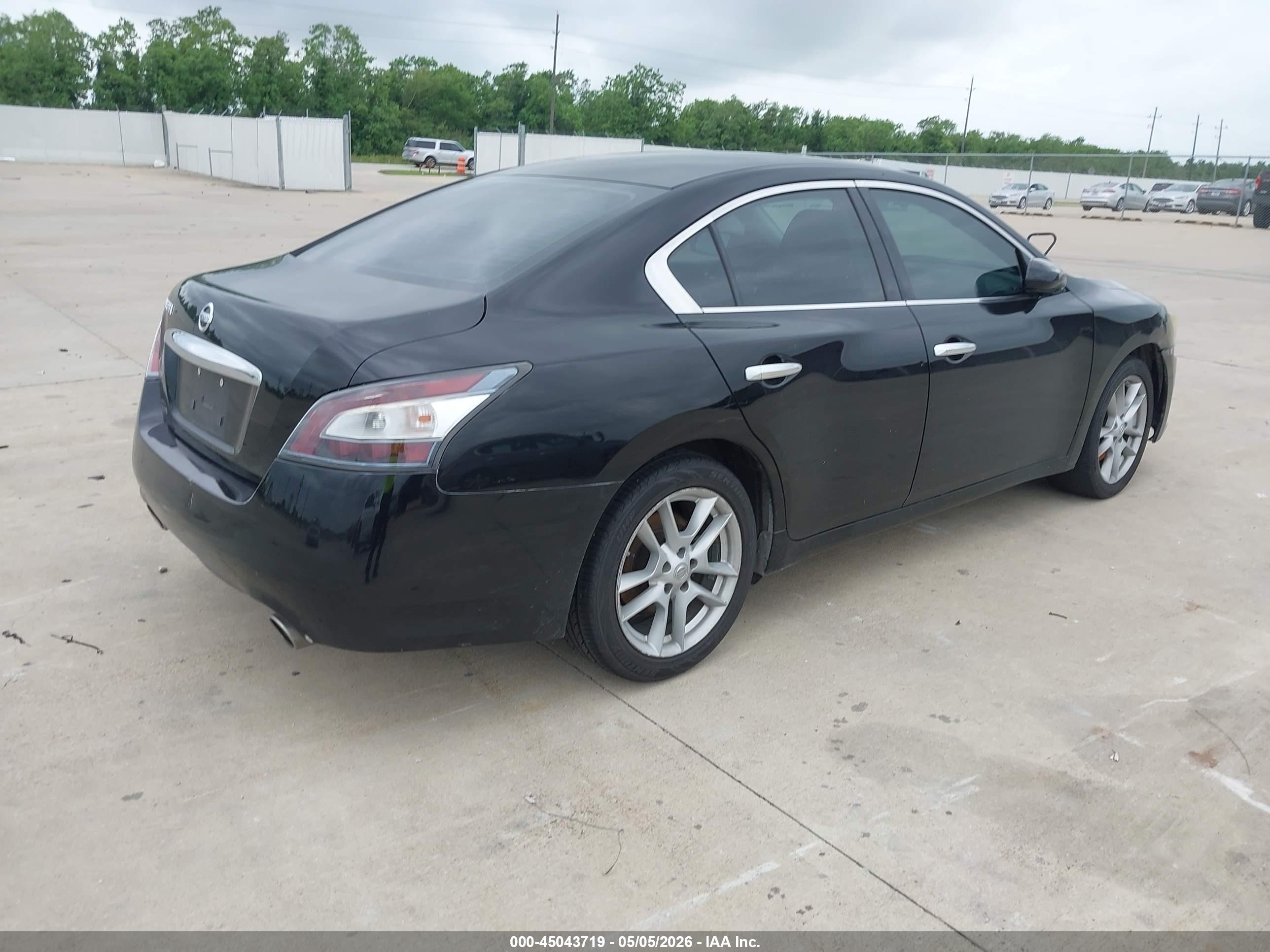 NISSAN MAXIMA image 4