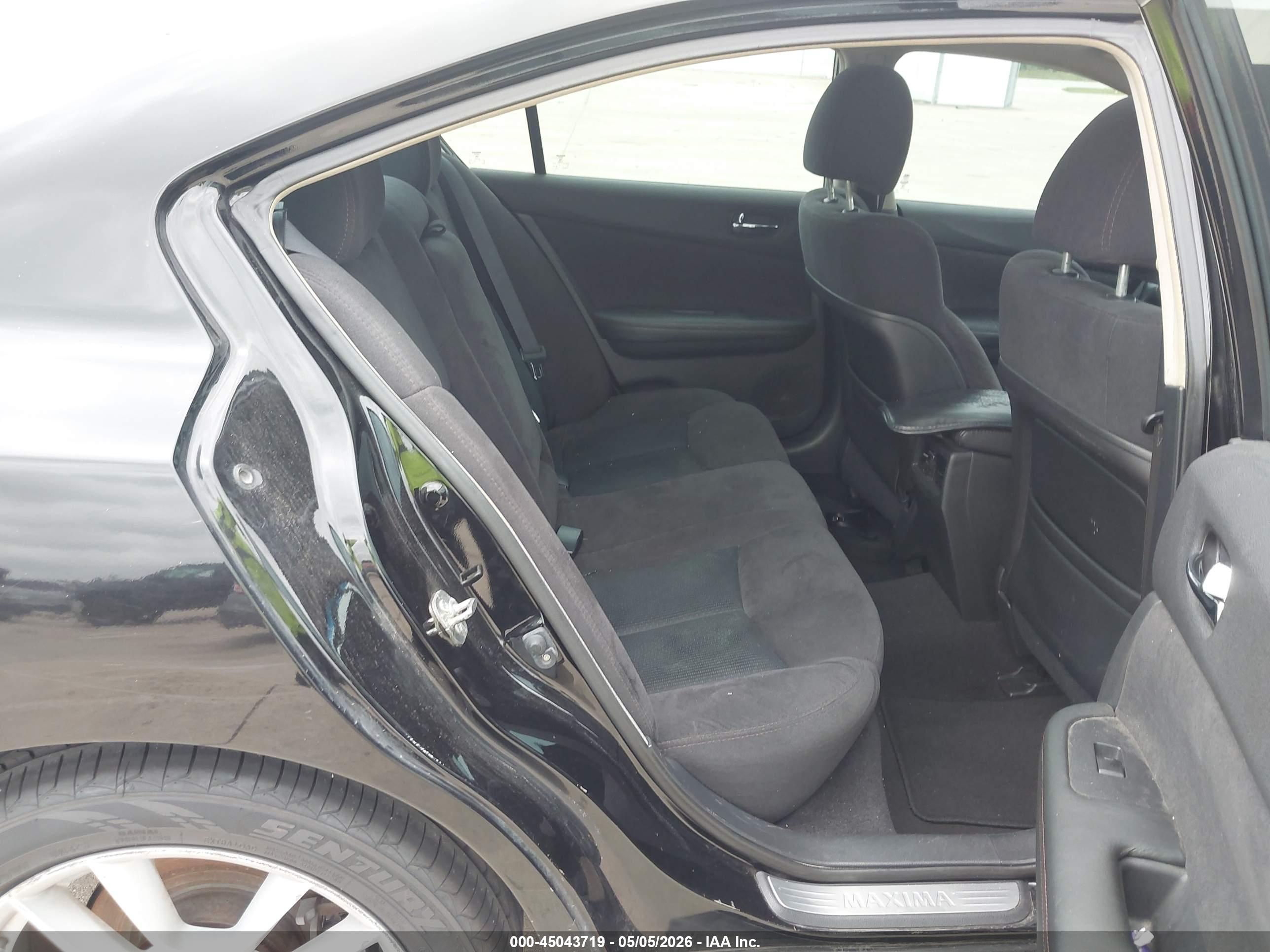 NISSAN MAXIMA image 8