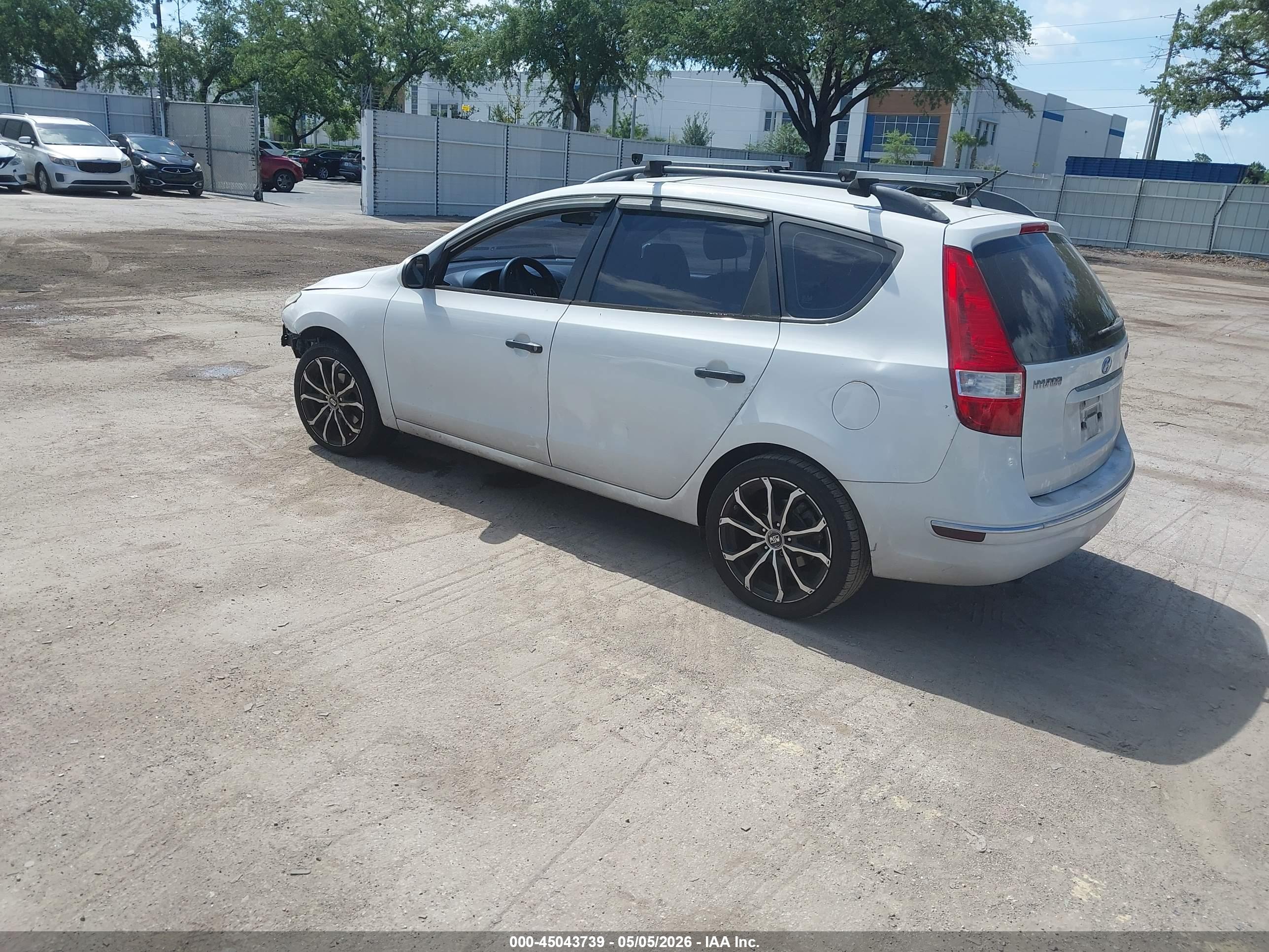 HYUNDAI ELANTRA image 3