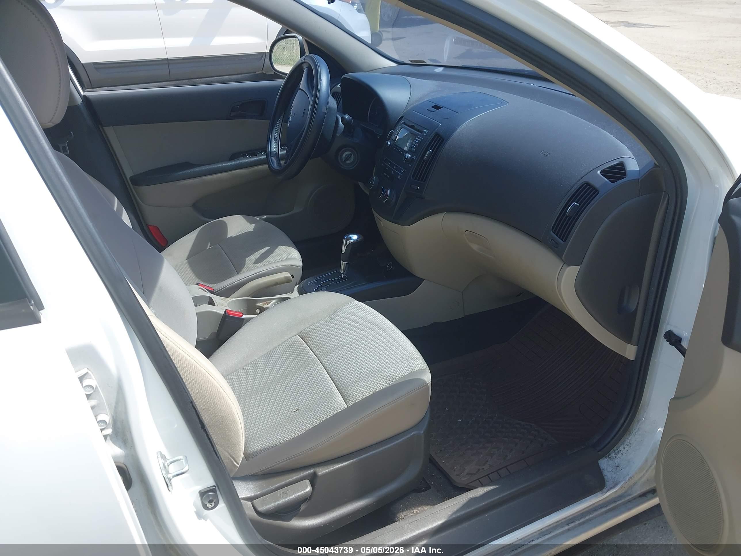 HYUNDAI ELANTRA image 5