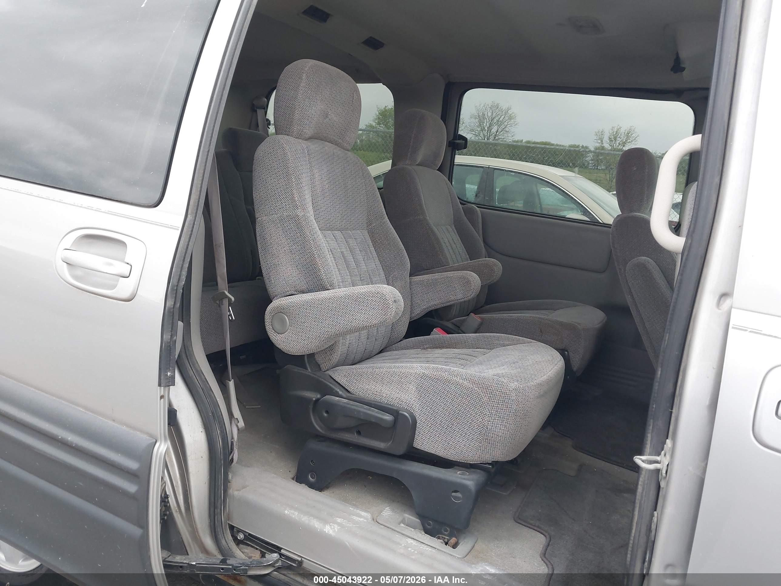 PONTIAC MONTANA image 8
