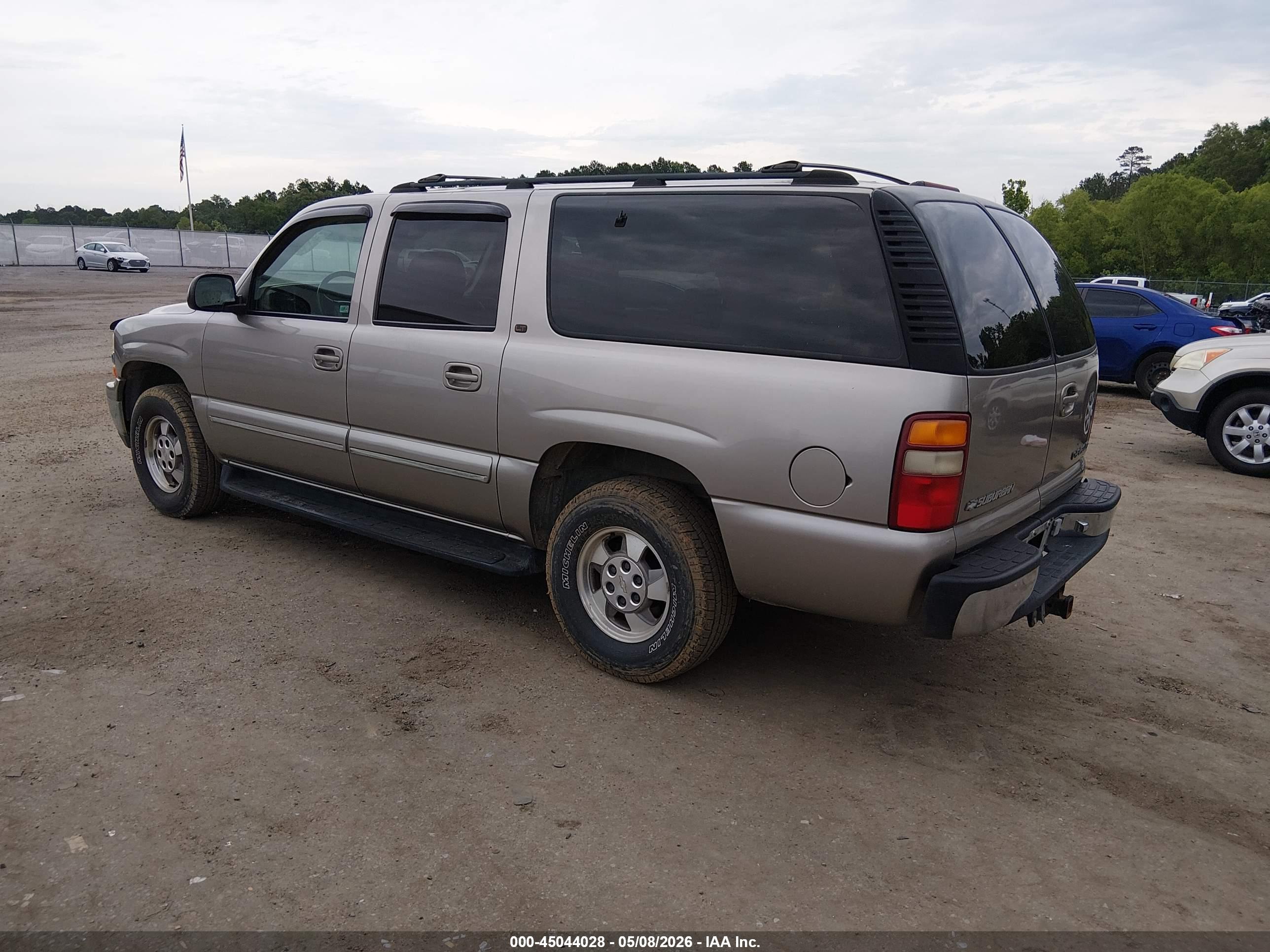 CHEVROLET SUBURBAN image 3