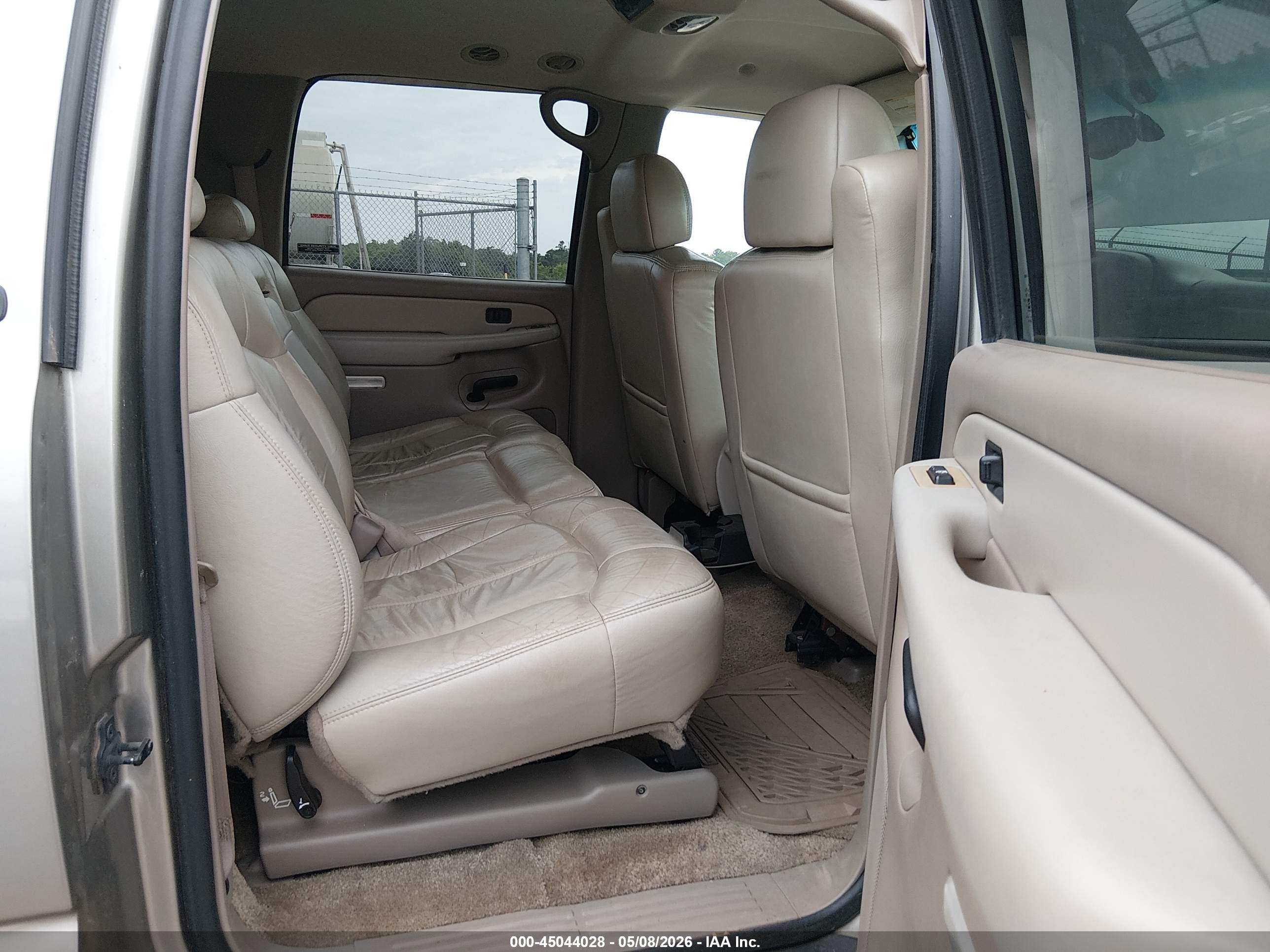 CHEVROLET SUBURBAN image 8