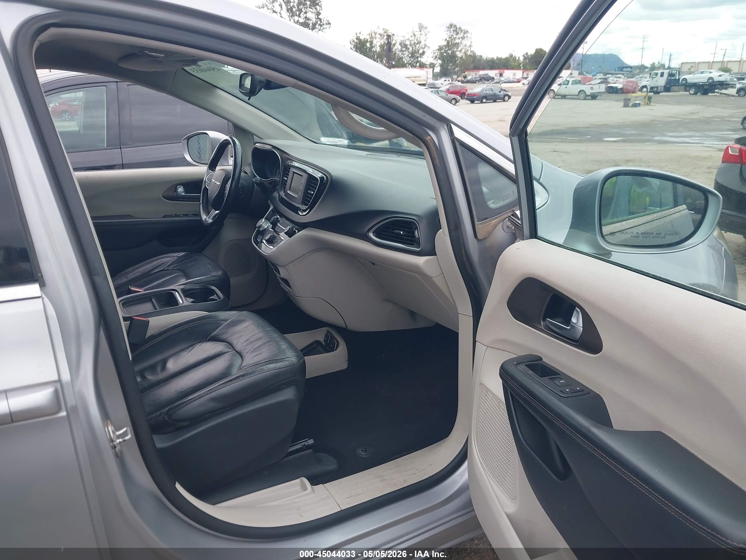 CHRYSLER PACIFICA image 5