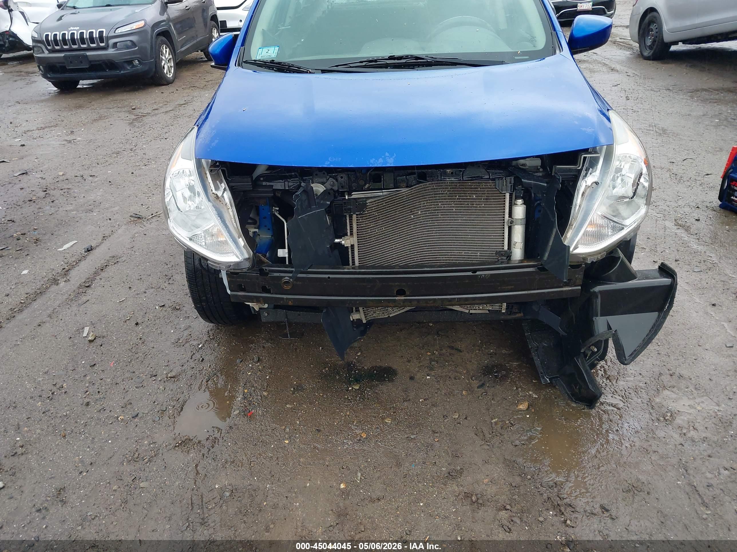 NISSAN VERSA image 6