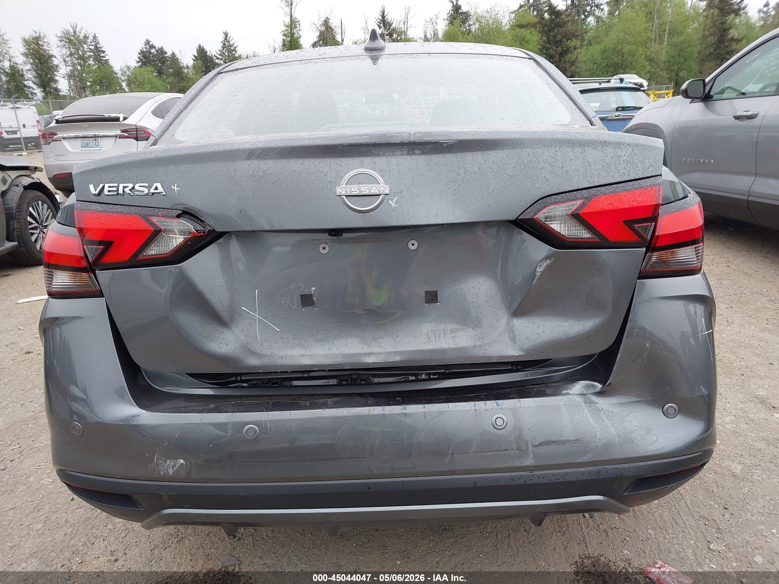 NISSAN VERSA image 6