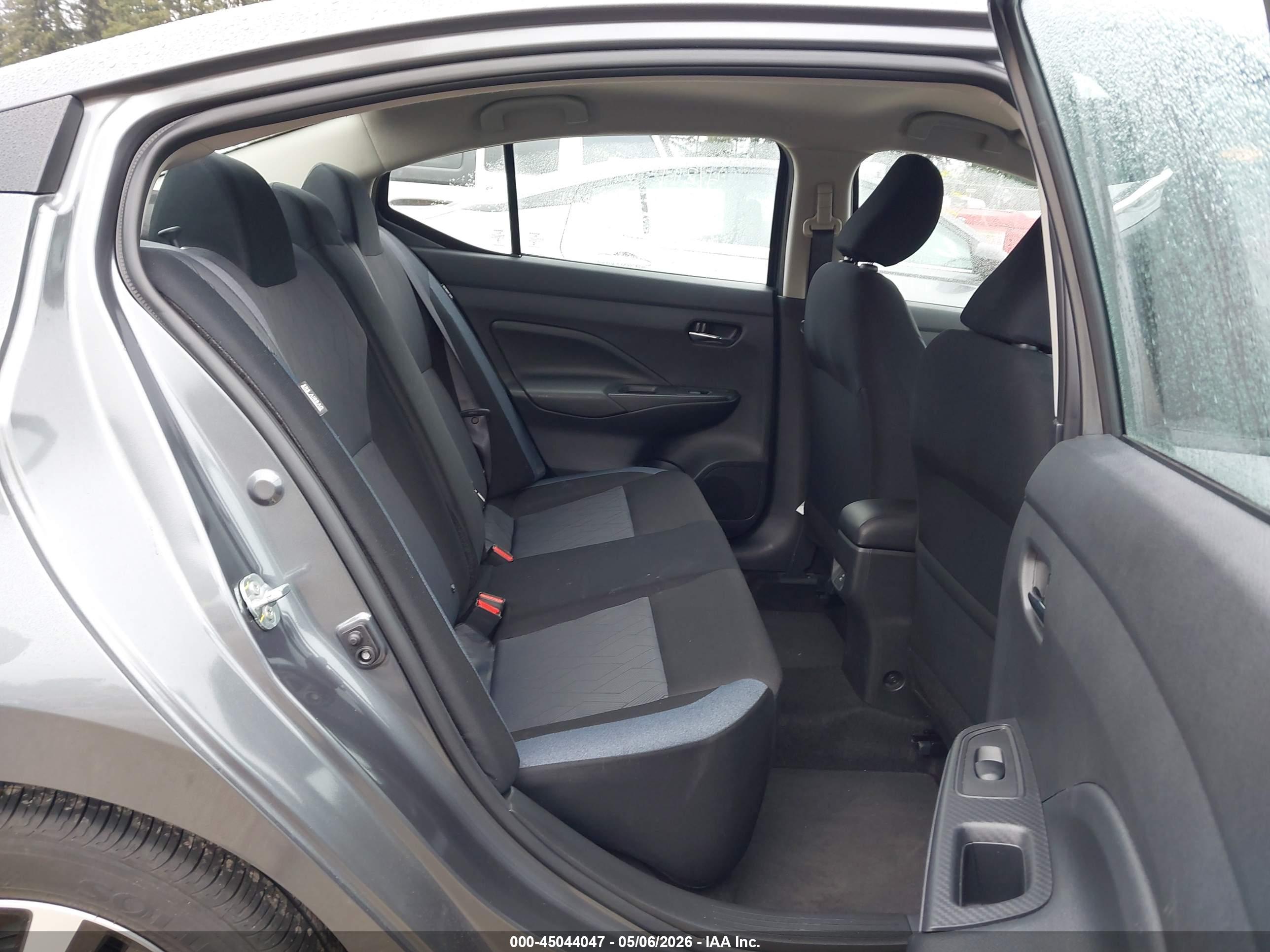 NISSAN VERSA image 8