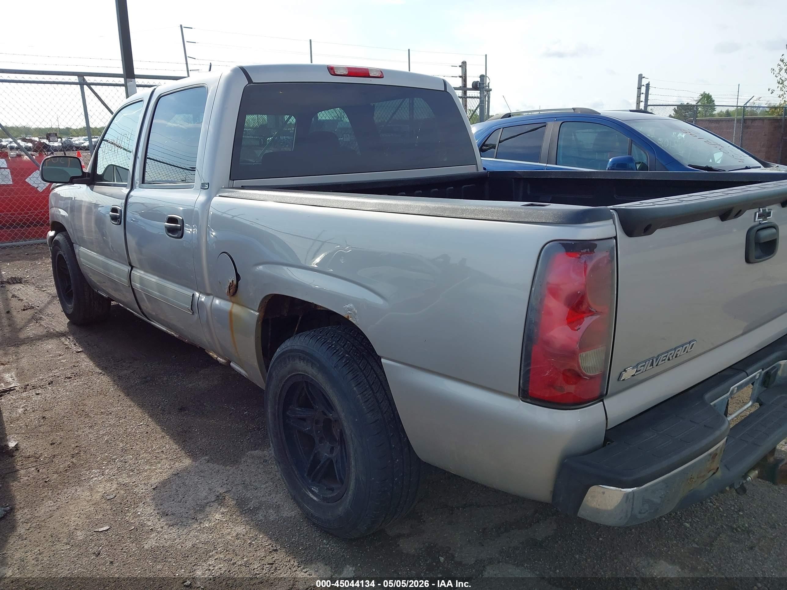 CHEVROLET SILVERADO image 3