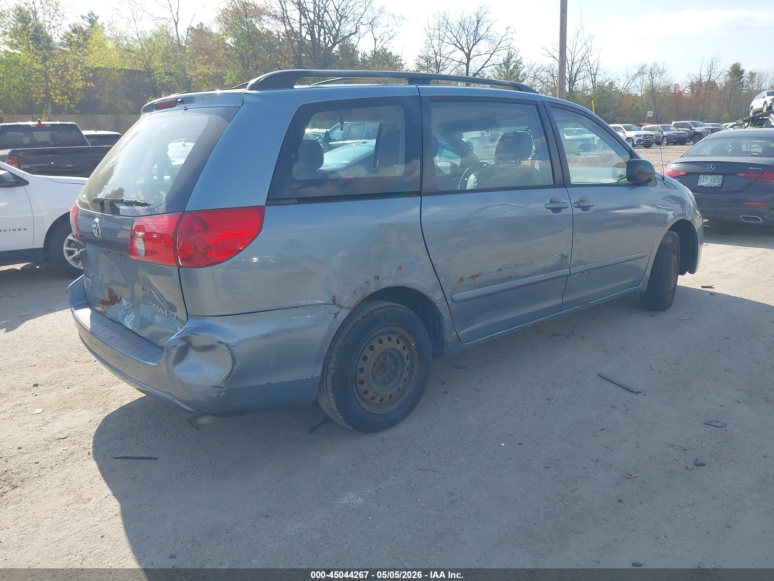TOYOTA SIENNA image 4