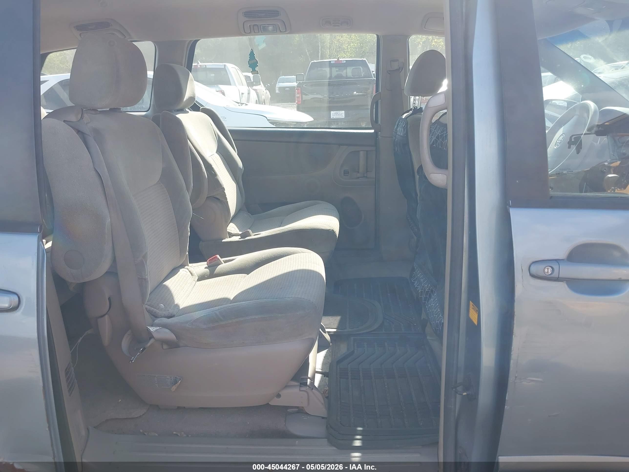 TOYOTA SIENNA image 8