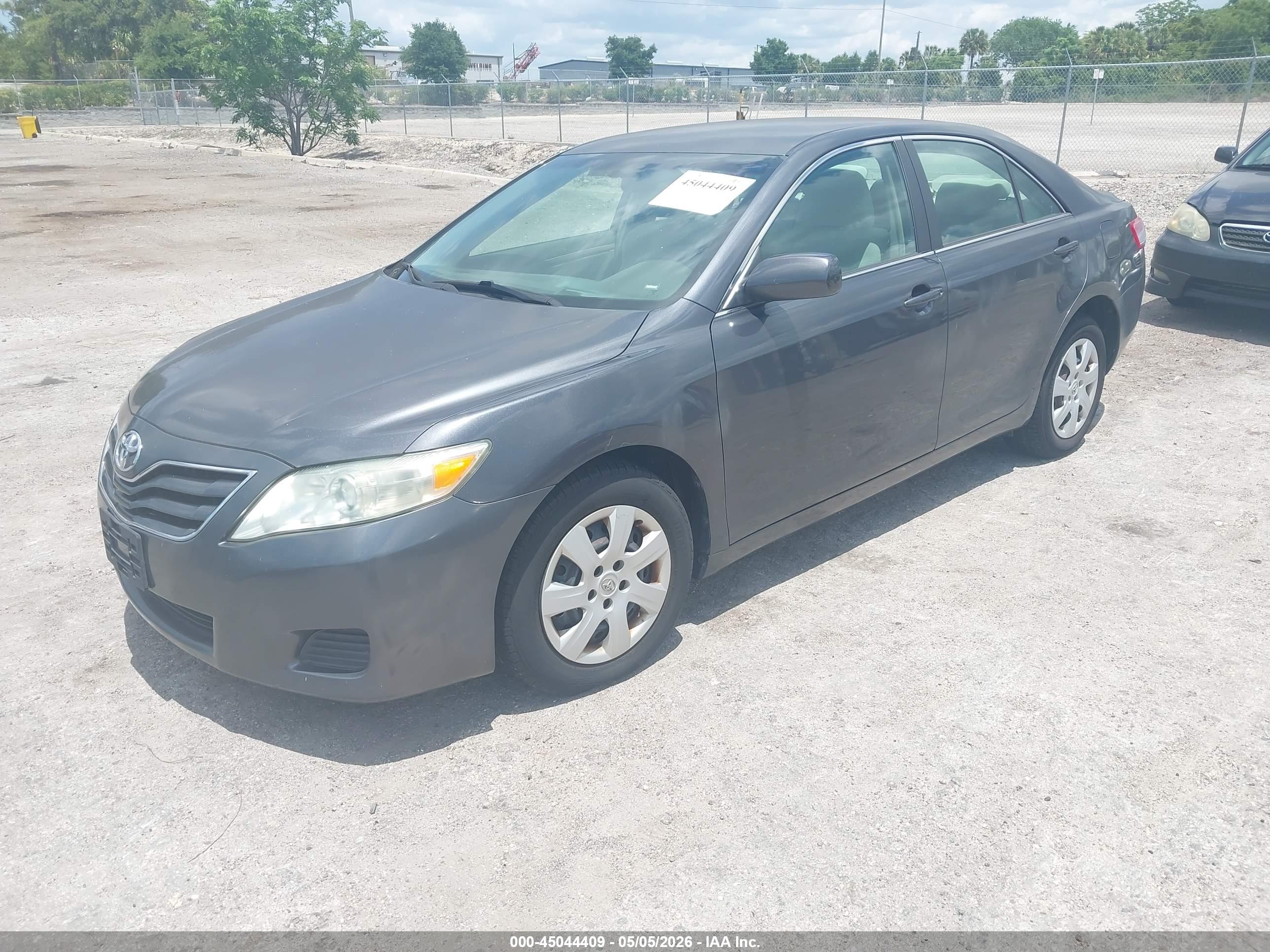 TOYOTA CAMRY image 2