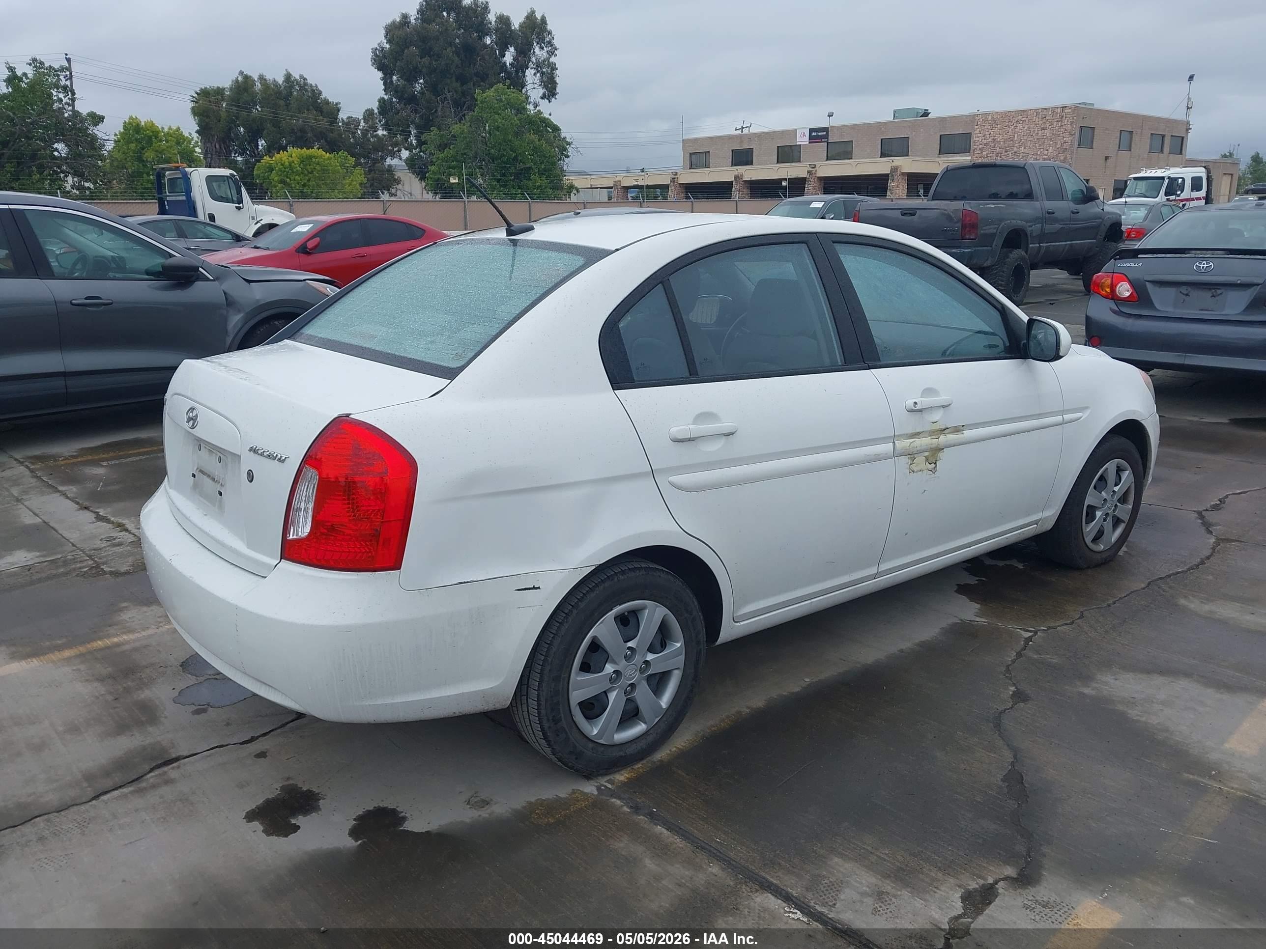 HYUNDAI ACCENT image 4