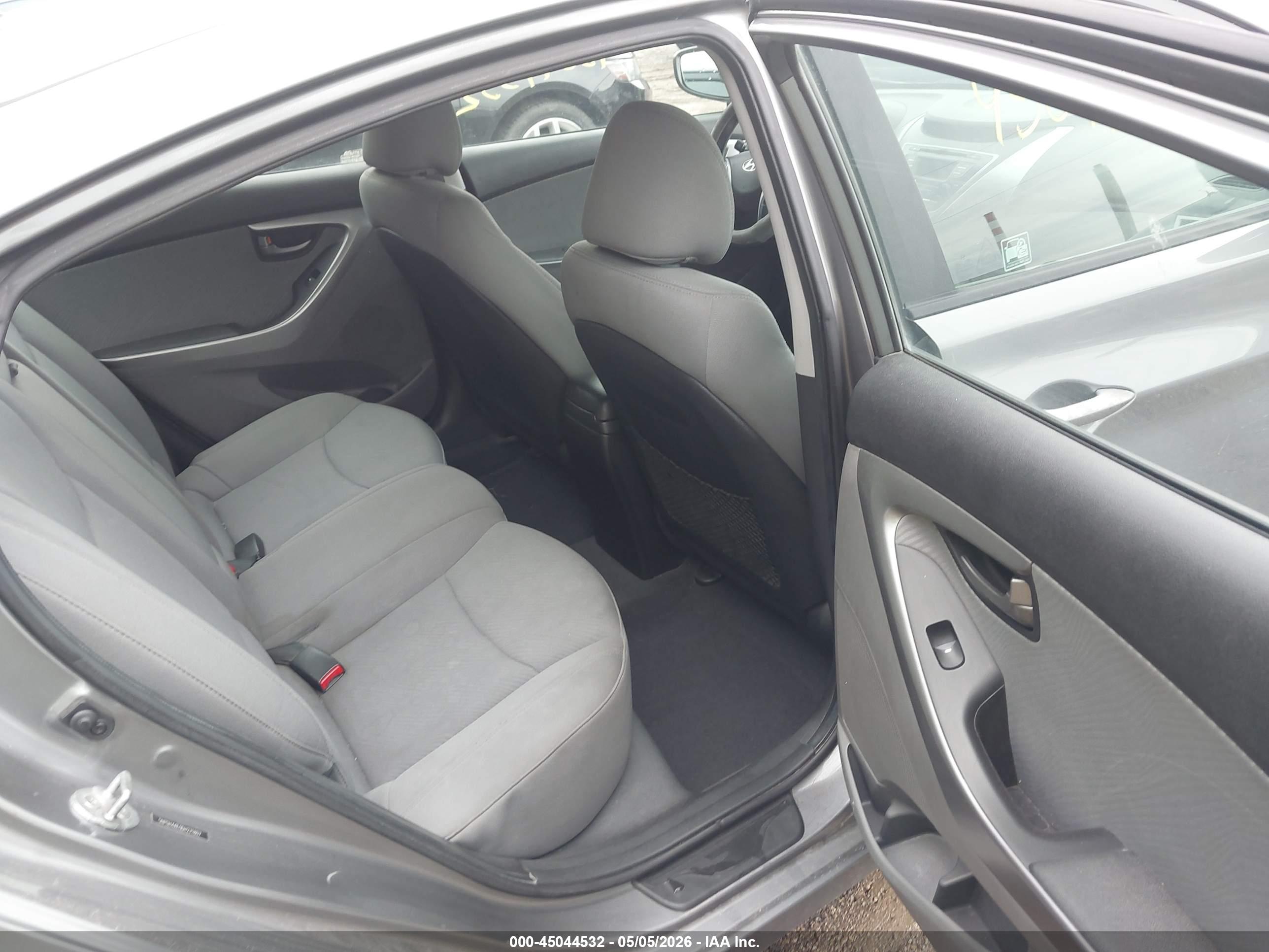 HYUNDAI ELANTRA image 8