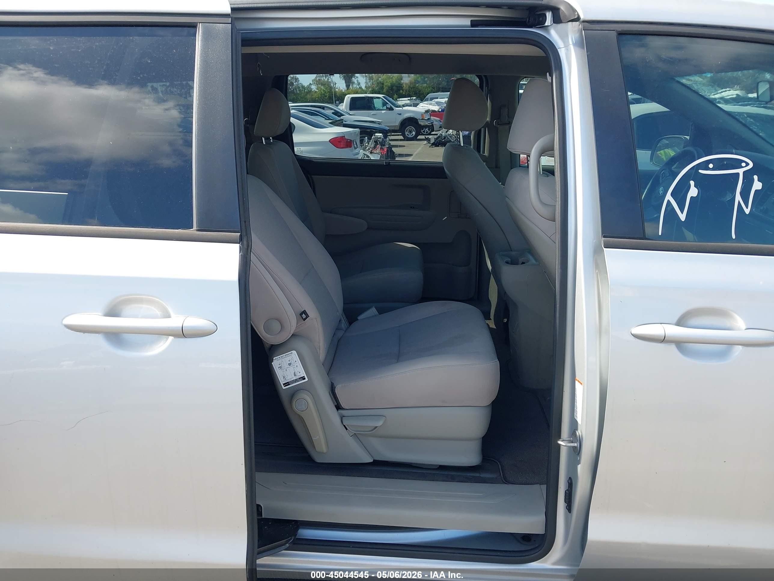 KIA SEDONA image 8