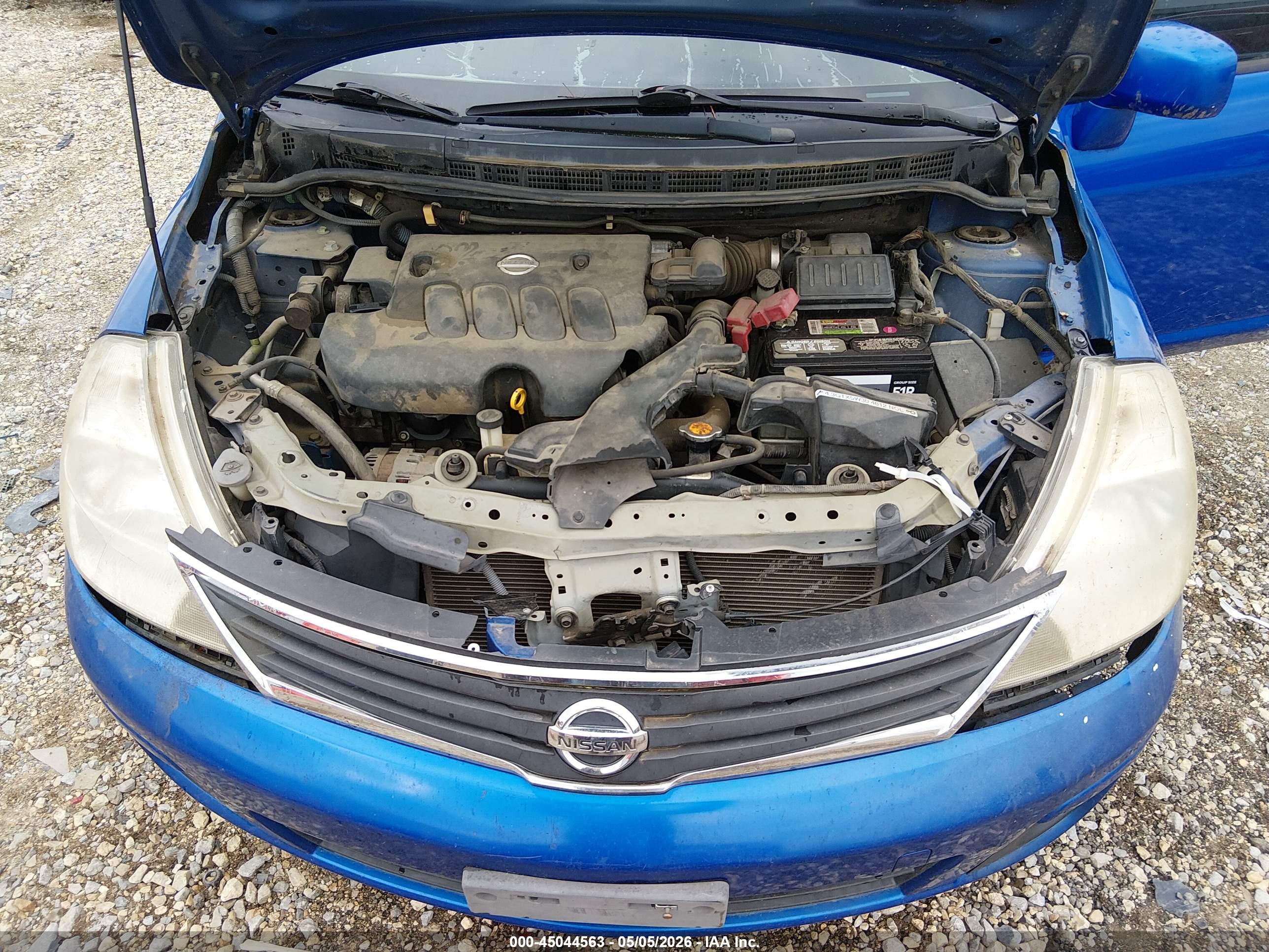 NISSAN VERSA image 10