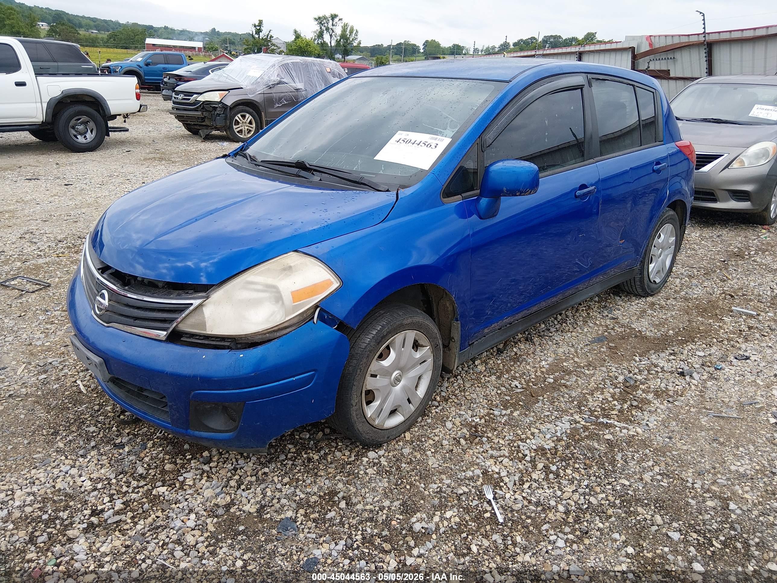NISSAN VERSA image 2
