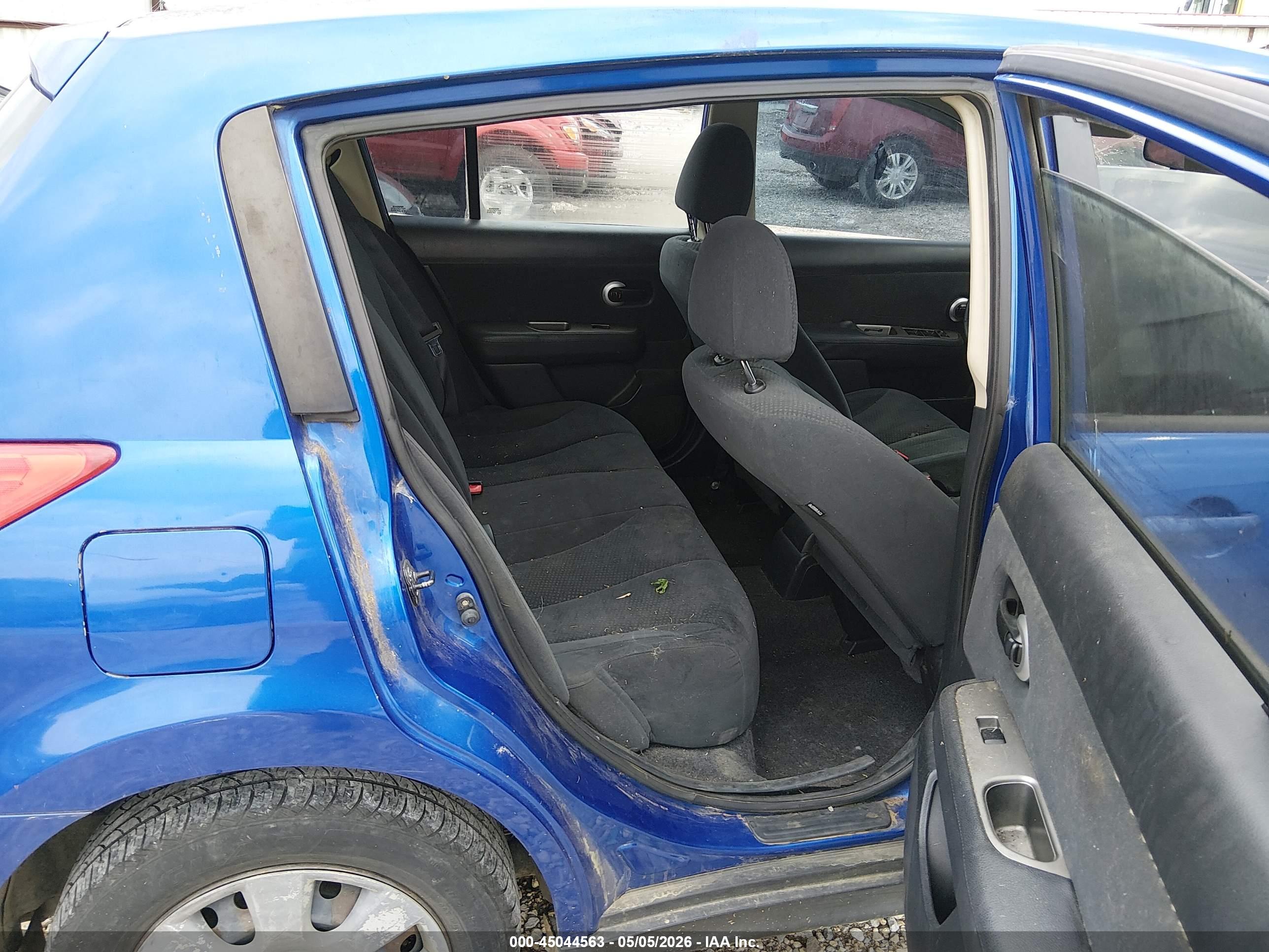 NISSAN VERSA image 8