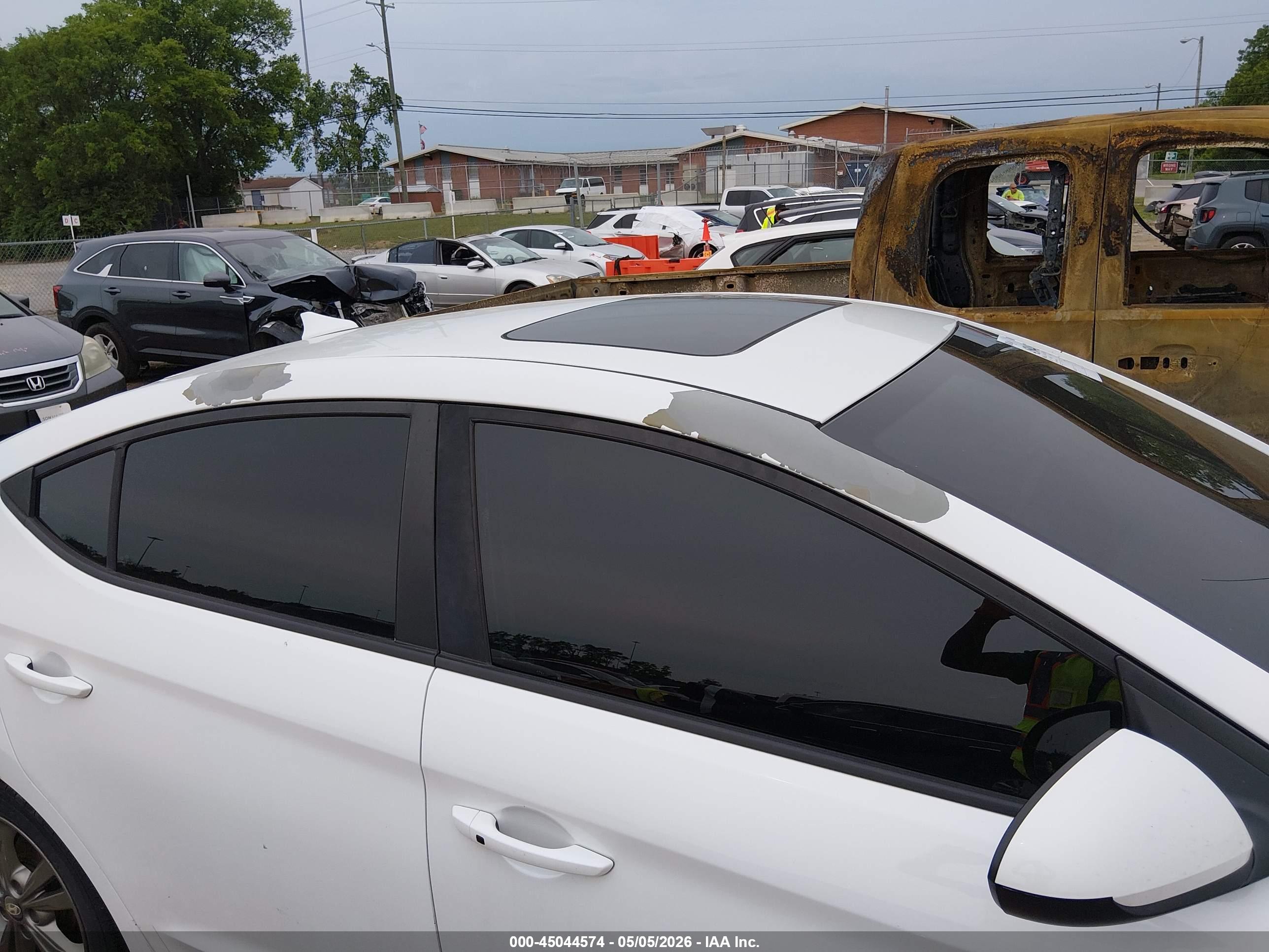HYUNDAI ELANTRA image 6