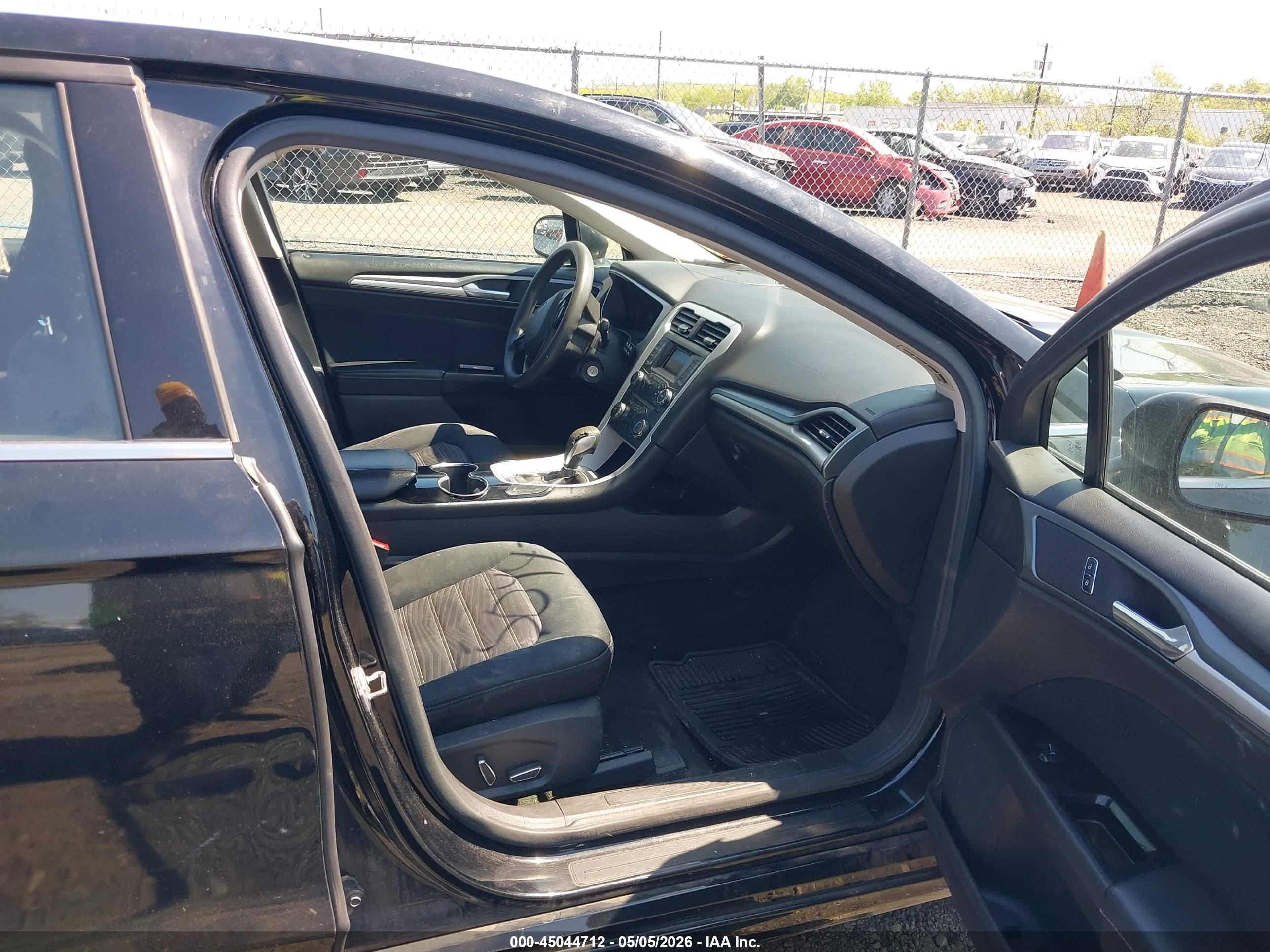FORD FUSION image 5