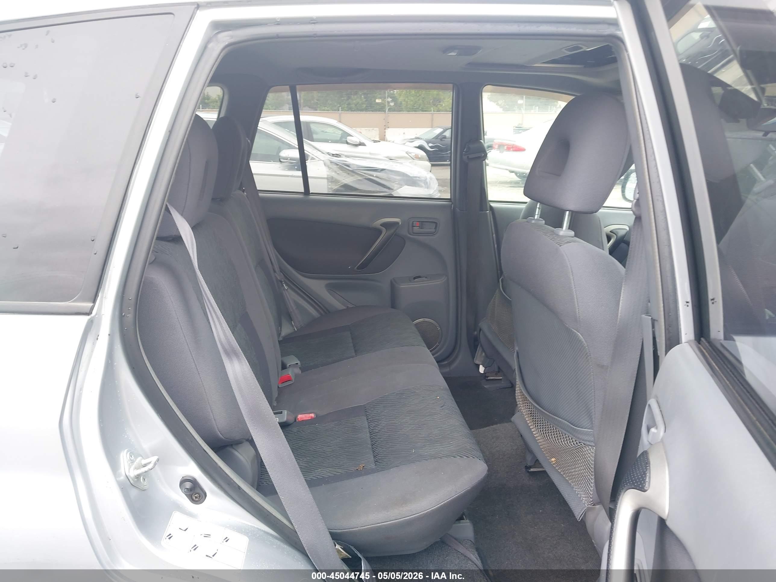 TOYOTA RAV4 image 8