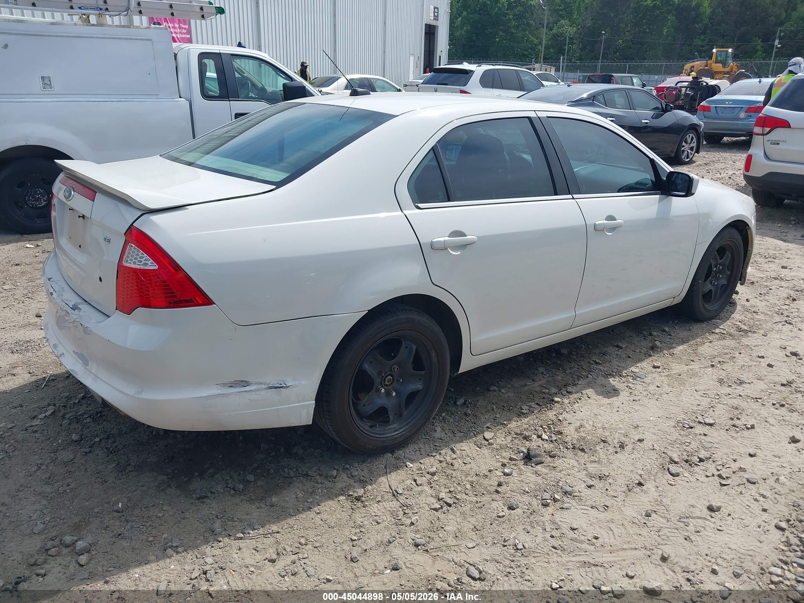 FORD FUSION image 4